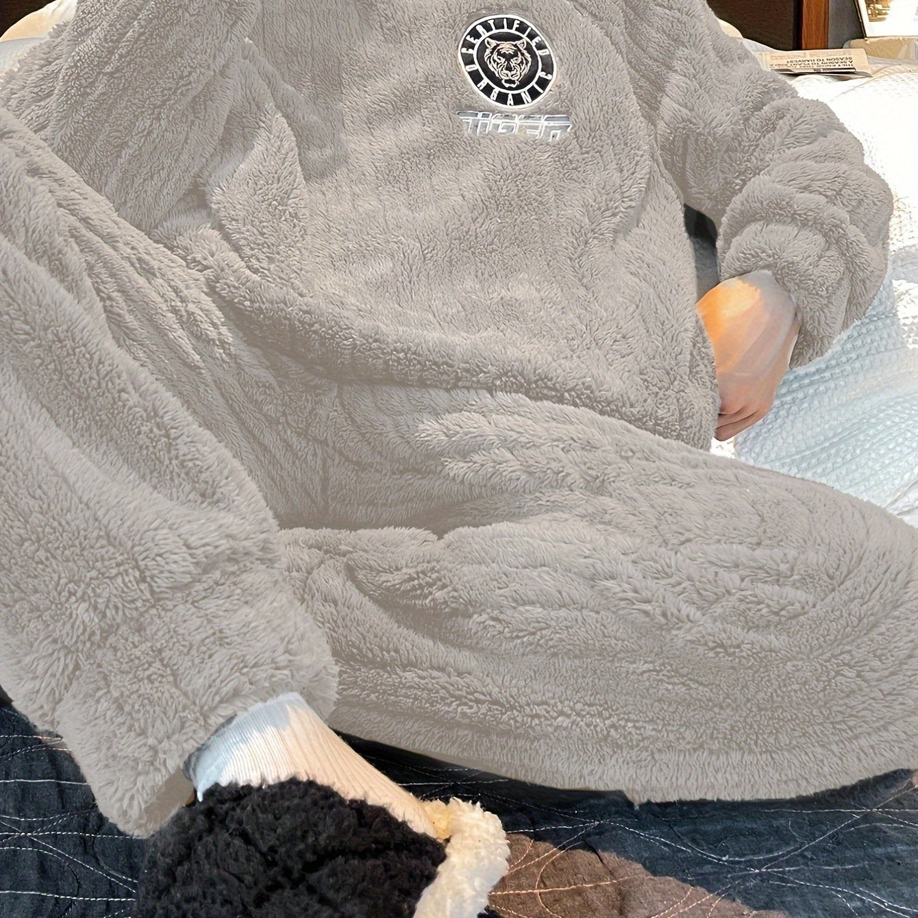 Men's Flannel Pajama Set with Tiger Print Long Sleeve Crew Neck Lounge Wear for Winter