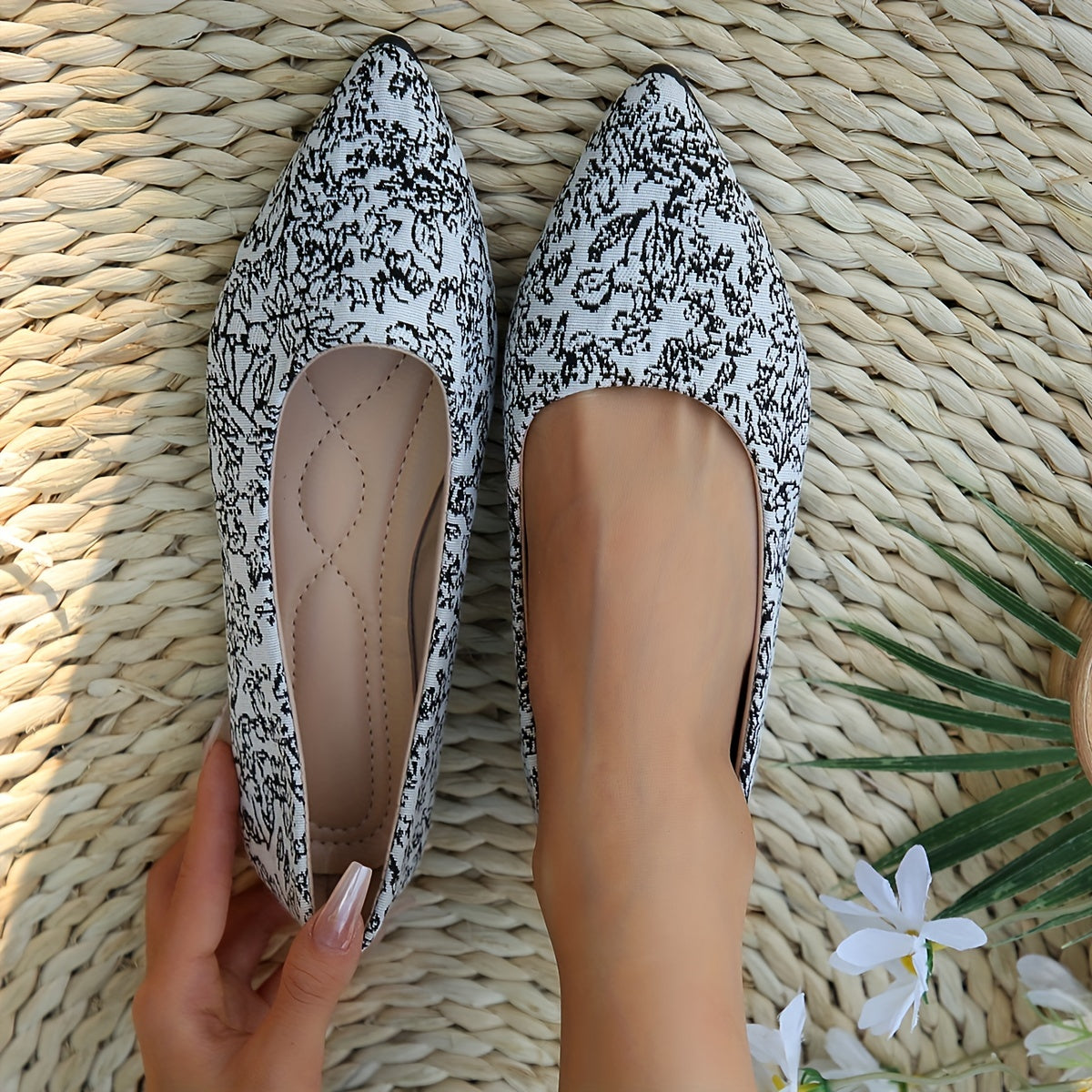 Women's Floral Canvas Flat Shoes with Pointed Toe and Rubber Sole