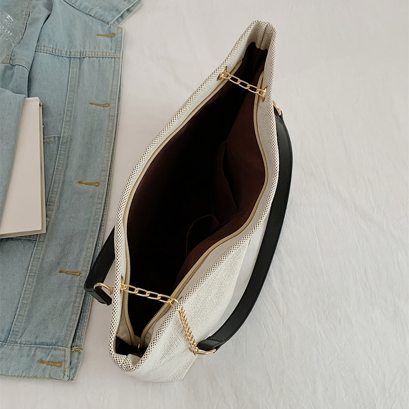 Сумка-тоут из полиэстера для женщин с подвеской в виде оленя, регулируемым ремнем, застежкой на молнии, окрашенными краями и стилем мессенджера.