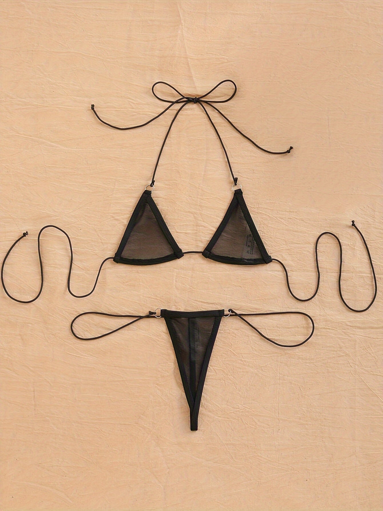 Jozibali halter bo'yinli ichki kiyim to'plami brassiyer va thongni o'z ichiga oladi.