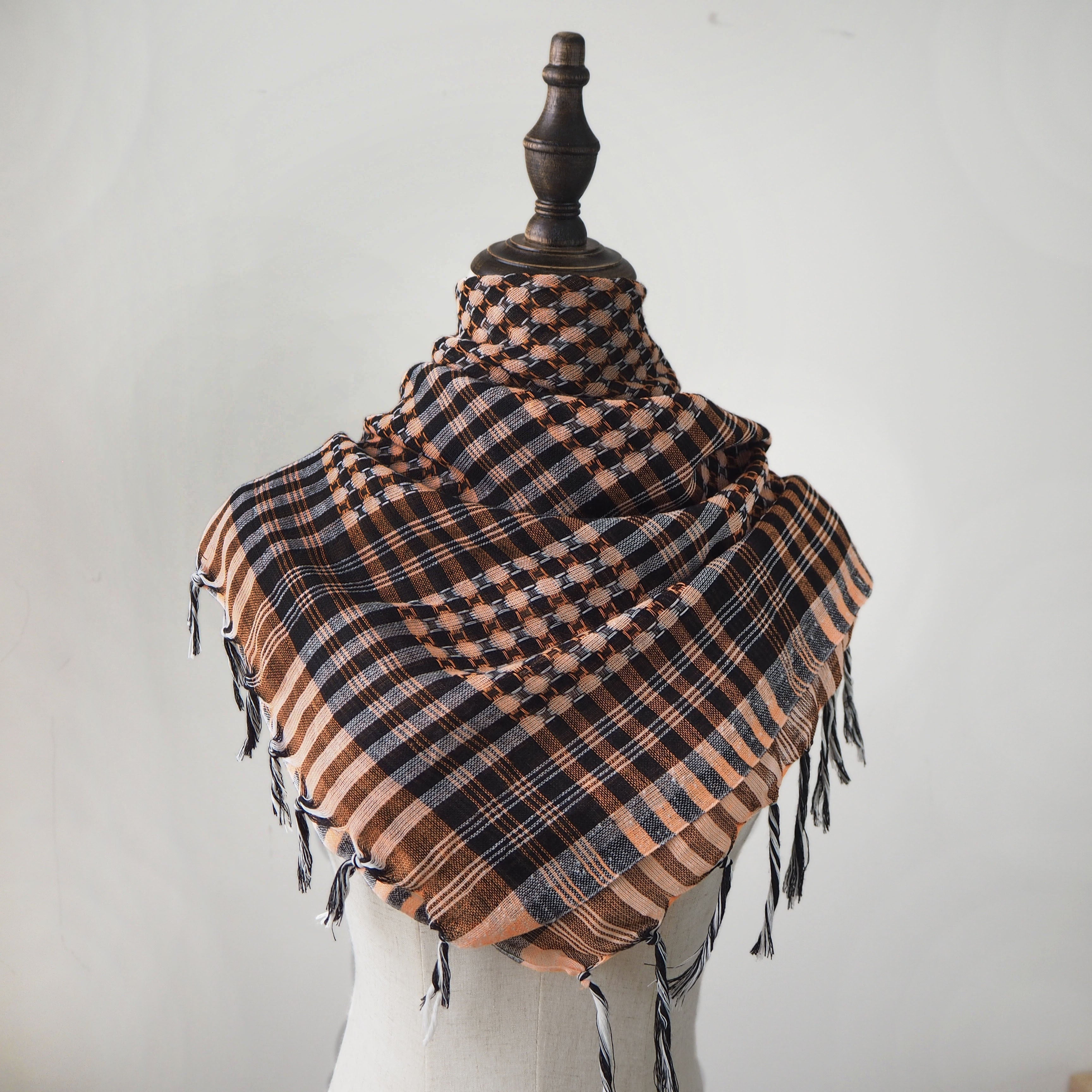 Qora va oq tekislangan polyester hijab sharf, tassellar bilan, shamolga chidamli, quyoshdan himoyalovchi shalvar, ochiq havoda faoliyat uchun