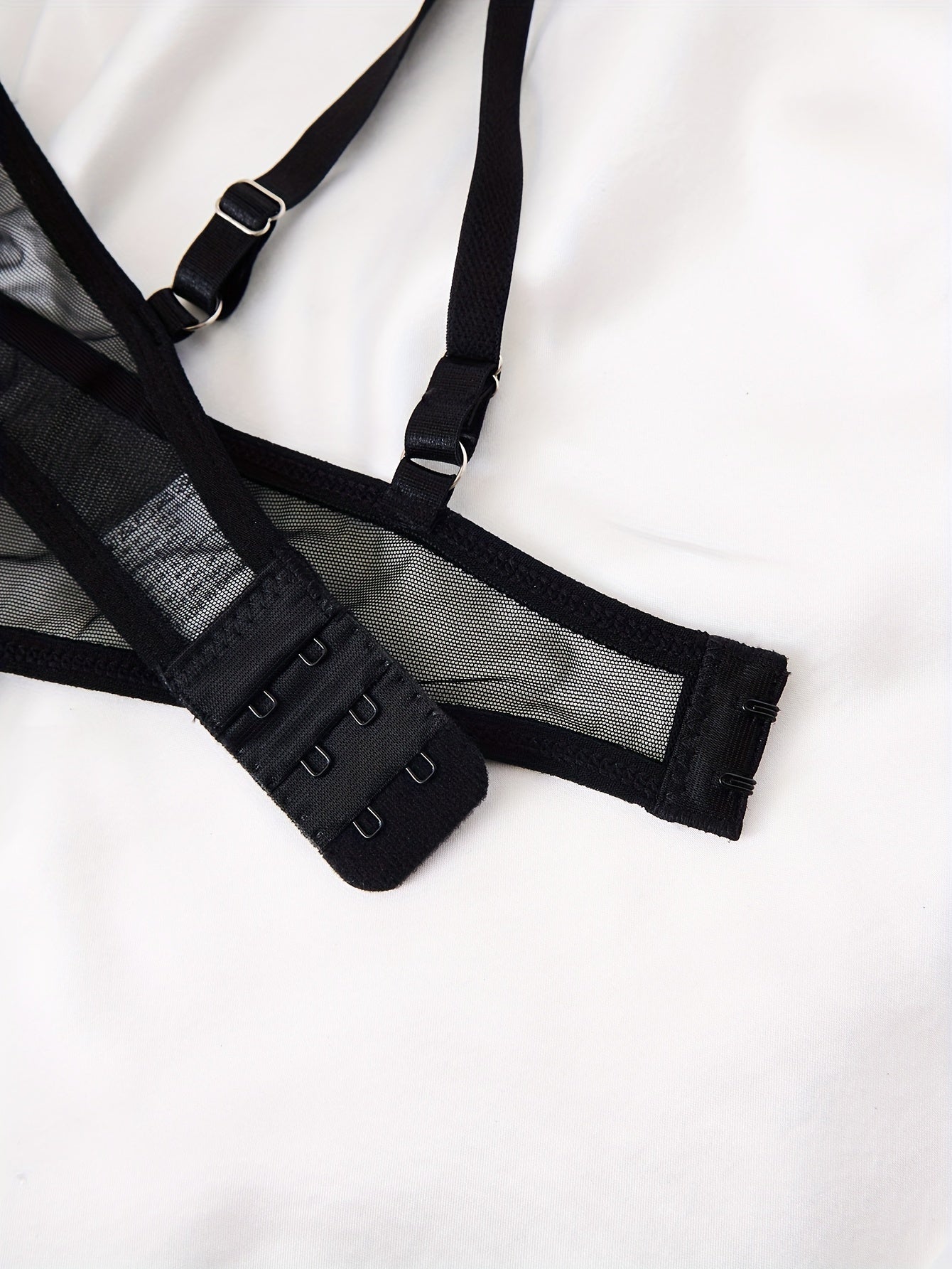 Gul naqshli to'qima kamzul va thong to'plami, Ayollar uchun jozibali ichki kiyim