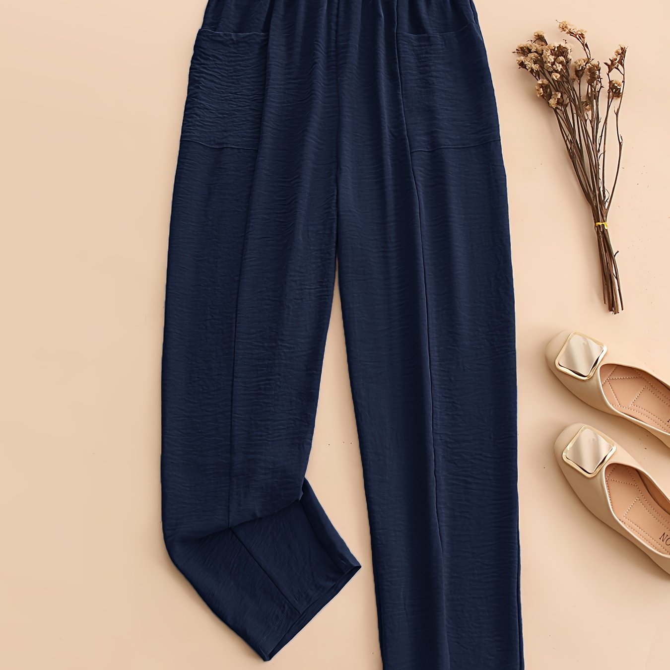 Ayollar uchun cho'zilgan cho'ntakli jigarrang harem shimlar. Elastik bel, keng kesim va mashinada yuvish mumkin. Har mavsumda qulaylik uchun tasodifiy polyesterdan tayyorlangan. Keng oyoqli shimlar uchun kiyim zaruriyati.