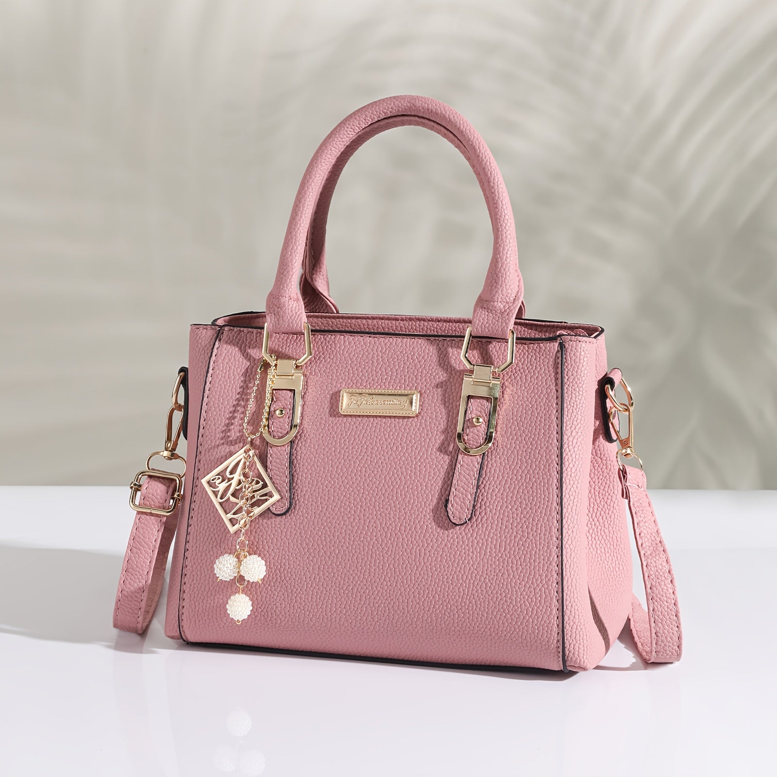 Katta qora to'plam, sozlanadigan yelka tasmasi bilan, minimalist dizayn, kundalik foydalanish yoki 14-fevral sovg'asi sifatida ideal.