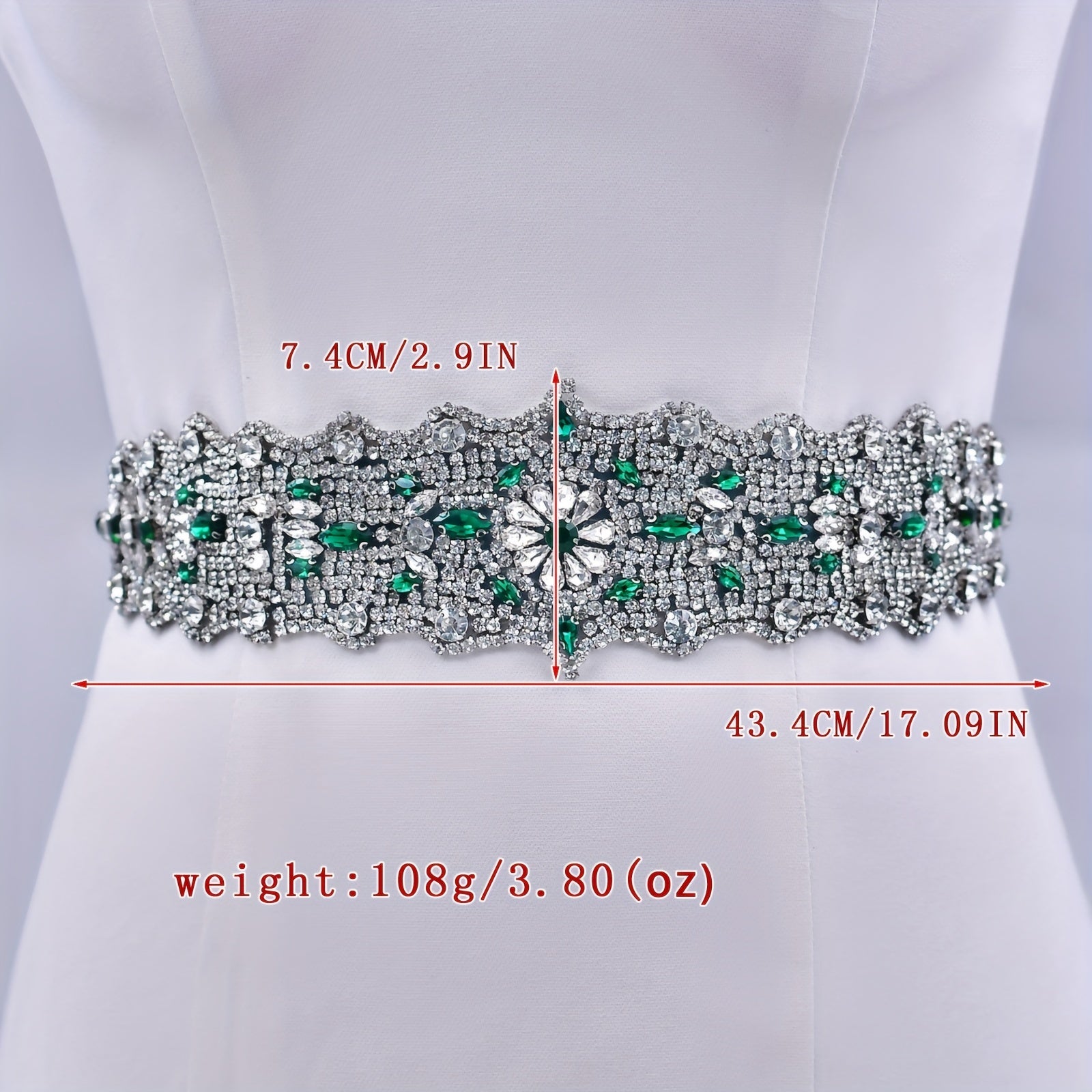 Uzun rhinestone belbog'i va yashil lenta bilan belbog'li to'y yoki bal kostyumlari uchun