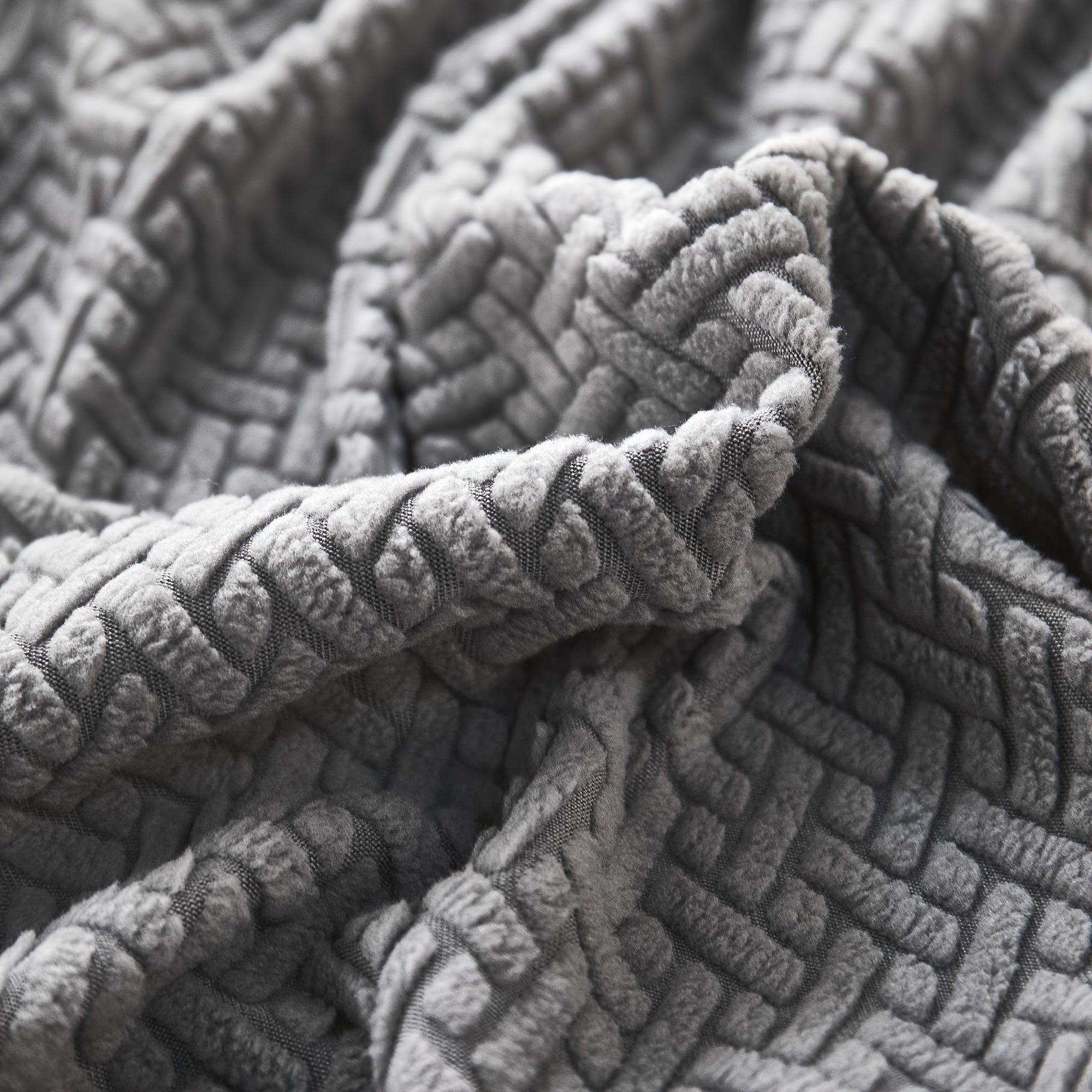 Современный серый чехол для подушки дивана с эластичной посадкой и мягкой текстурированной тканью. Машинная стирка для повышения комфорта в гостиной.