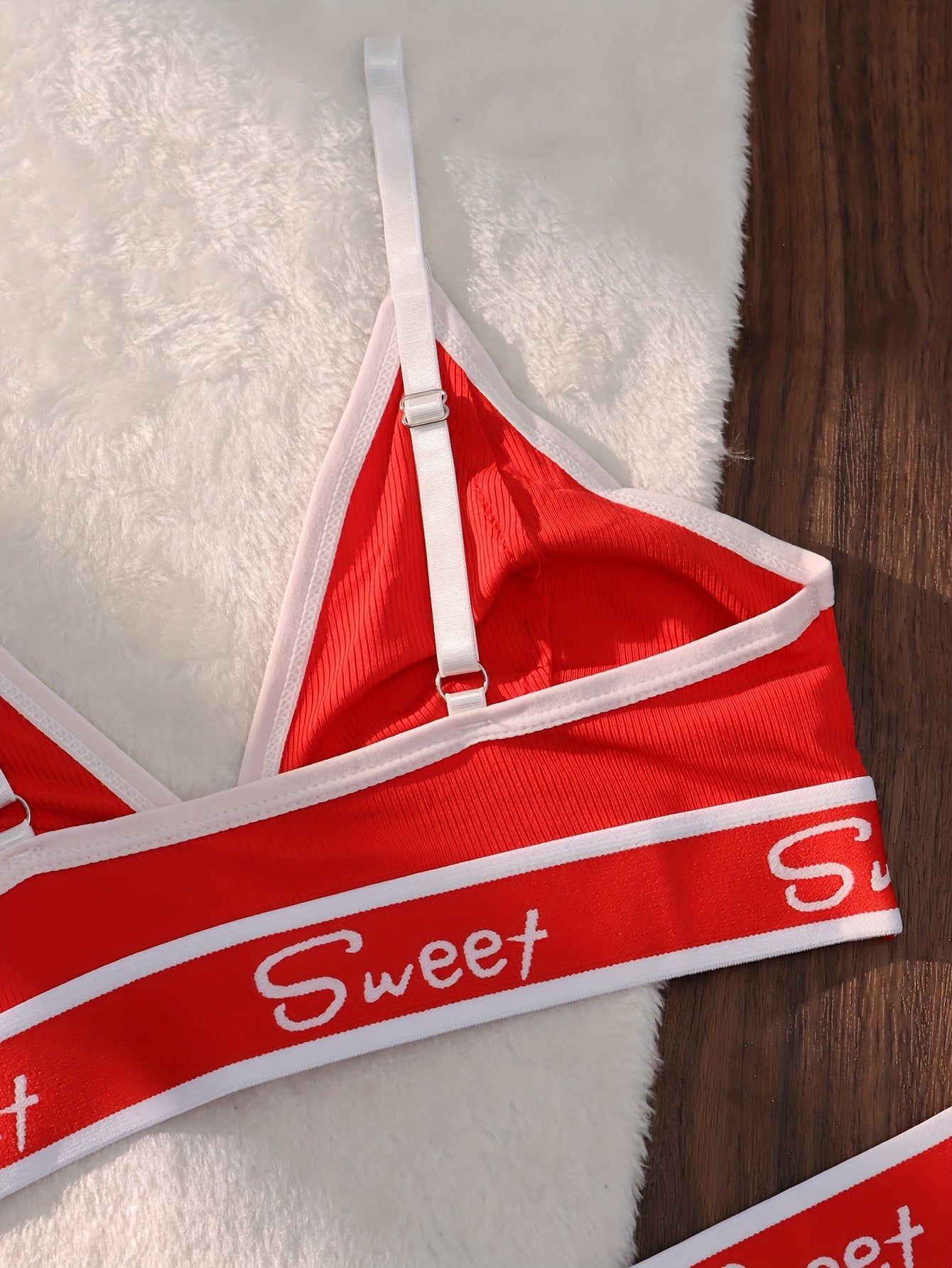 Women's Sports Bra with Cross-Back Triangle Cups for Activewear