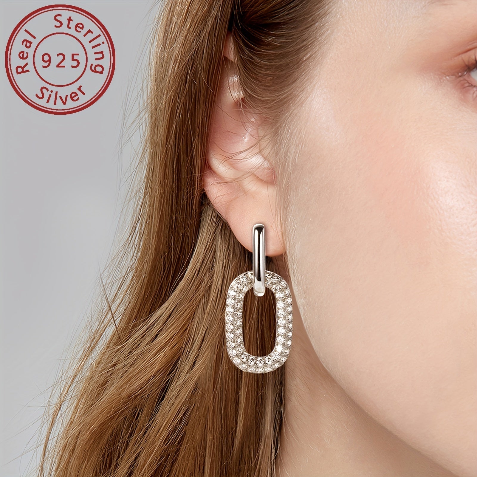 Ushbu zamonaviy dumaloq sirg'alar 925 oltin bilan tayyorlangan va umumiy og'irligi 5.84g. Ular 108 dona 1.7mm Mozambik toshlari va 2 dona 1.08 karat Mozambik toshlari bilan bezatilgan. Sirg'alar ko'p qirrali bo'lib, ikki xil uslubda taqilishi mumkin.