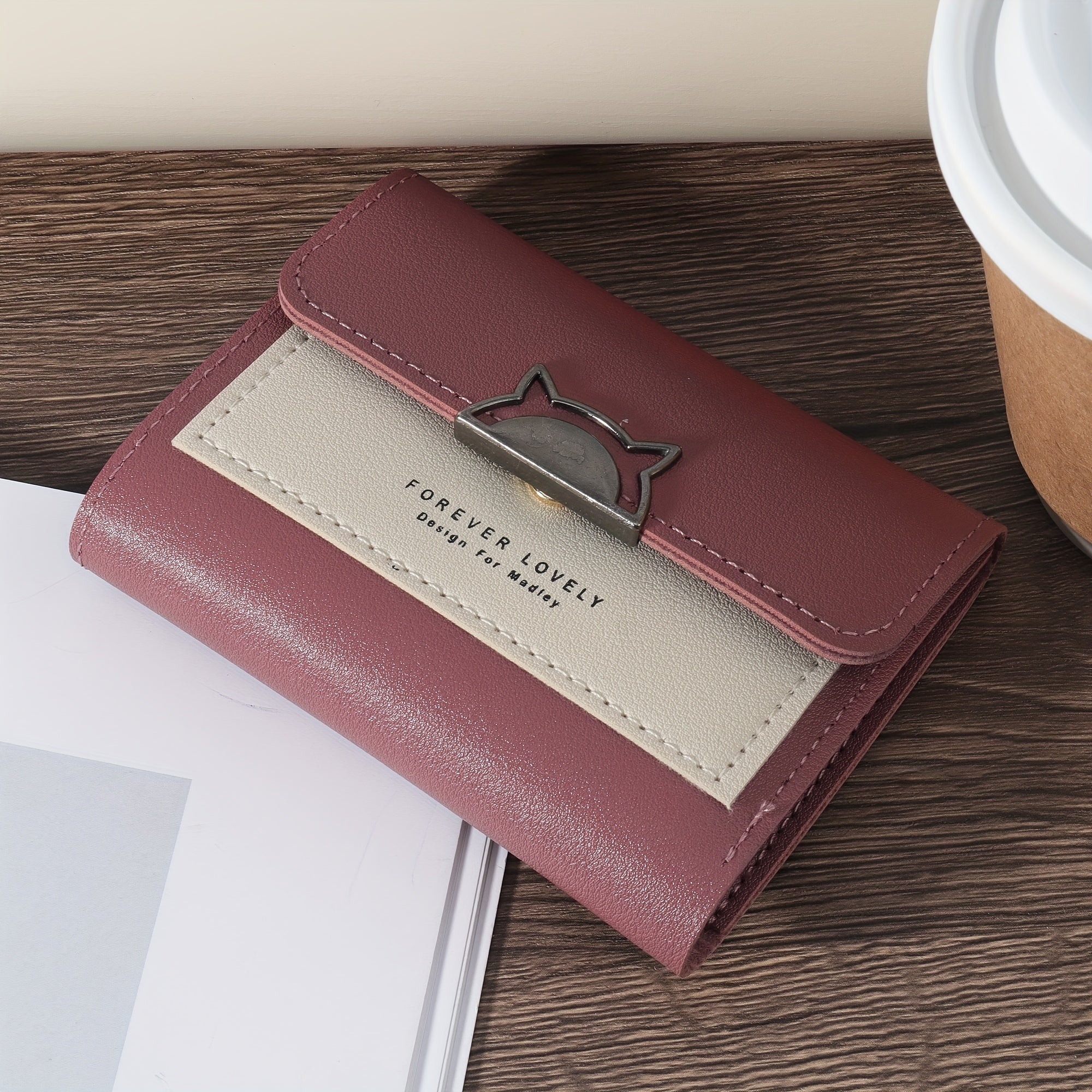 Mushuk metall bezakli, ko'p karta joylari va tangalar uchun cho'ntak bilan ixcham egiluvchan hamyon, qizil, pushti yoki qora ranglarda mavjud.