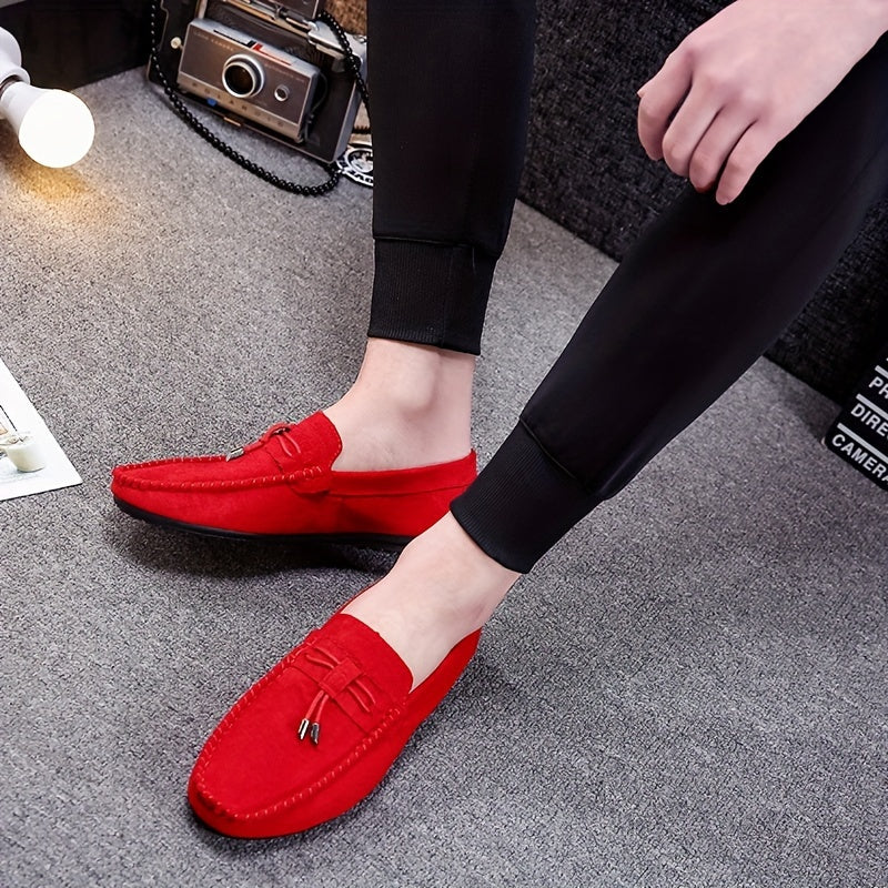 Erkaklar uchun qora kanvas slip-on loafers, tassel detali, kauchuk taglik va barcha mavsumlar uchun mato astar. Zamonaviy va qulay kanvas poyabzal.