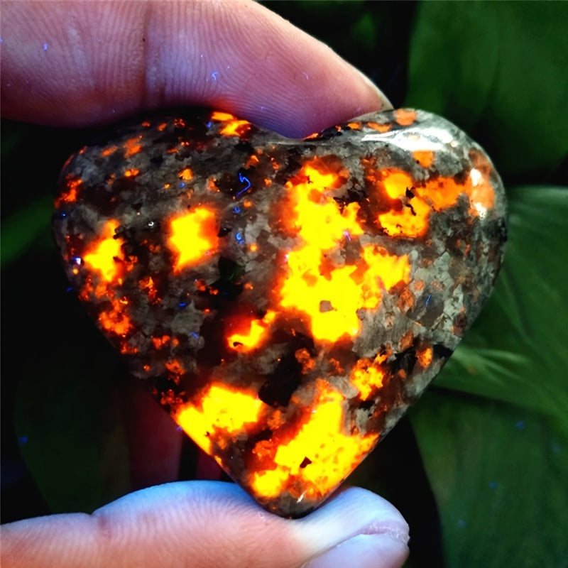 Juego de tres piedras de sodalita en forma de corazón que brillan en la oscuridad, reactivas a UV, para decoración de habitaciones o regalos