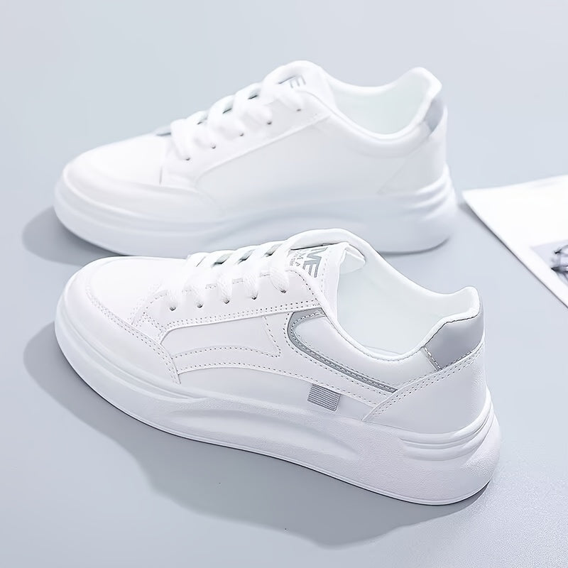 Стильные белые кроссовки с зелеными акцентами для повседневной носки, легкие и дышащие.