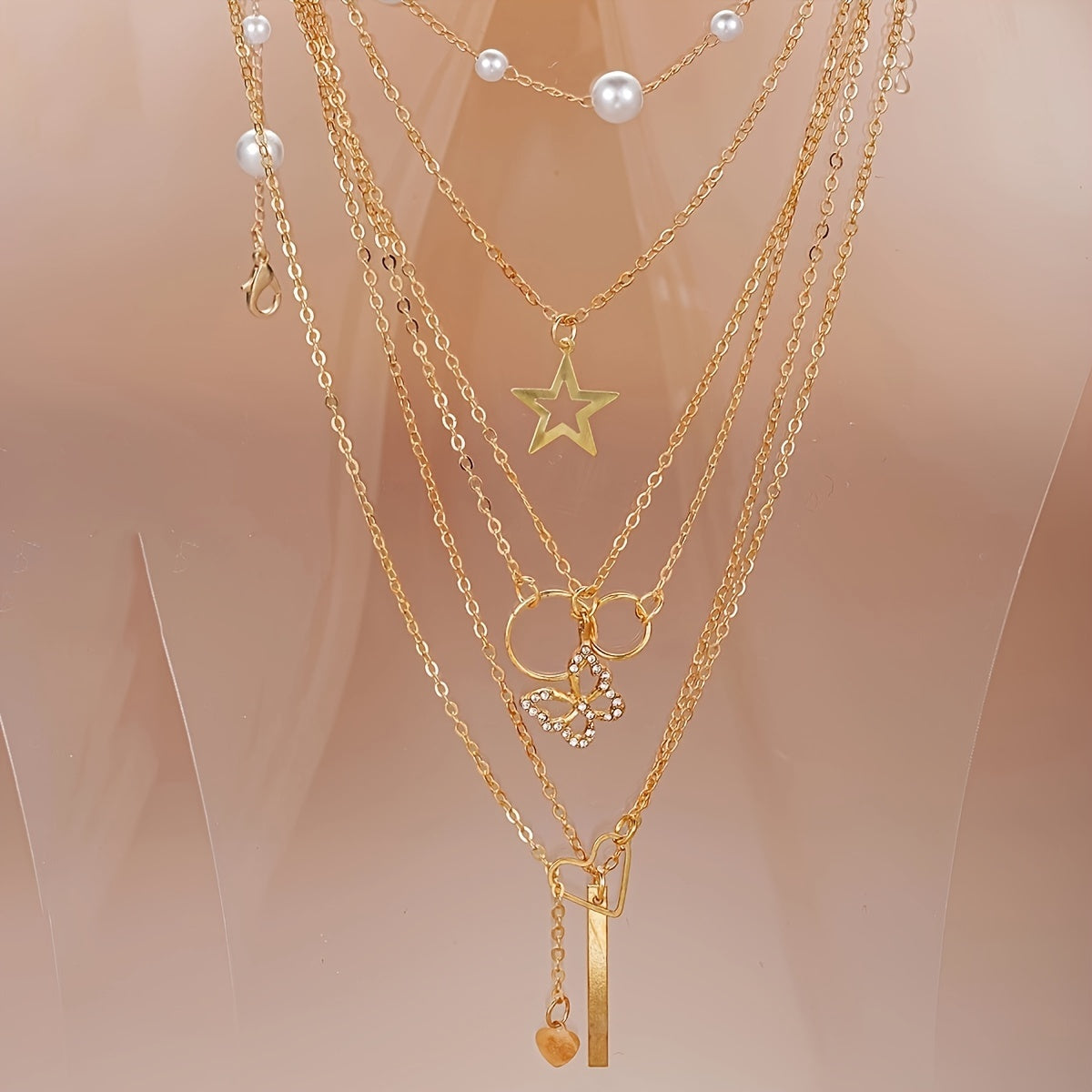 Geometrik dizaynlar, sevgi ramzlari, gullar, kapalaklar, yulduzlar, sun'iy marjonlar bilan 91/108 ta buyumdan iborat zargarlik to'plami ayollar uchun