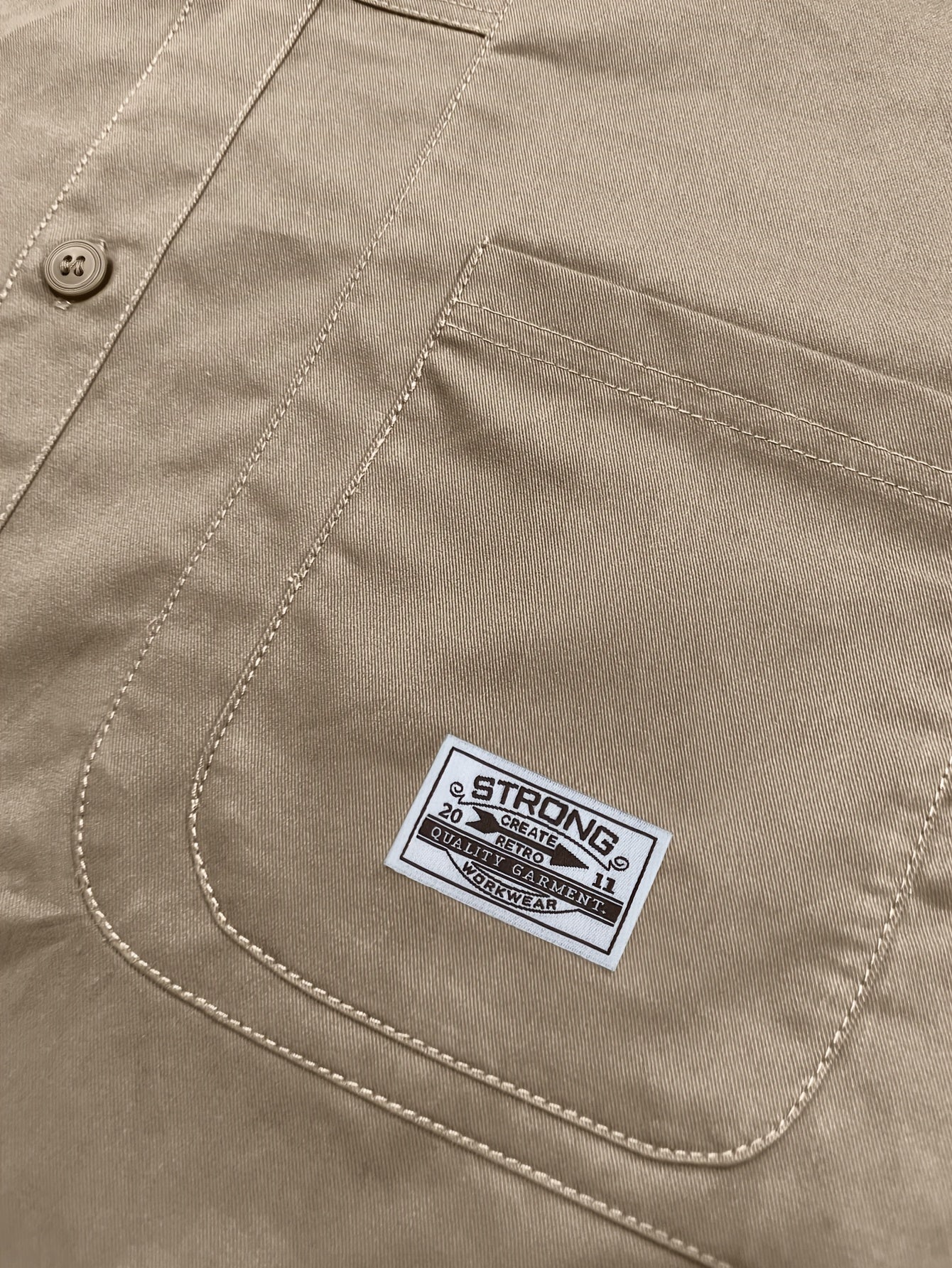 Erkaklar uchun 100% paxta kargo ko'ylagi, yorliq yamoqi bilan, bahor va kuz uchun mukammal, tasodifiy retro sovg'a