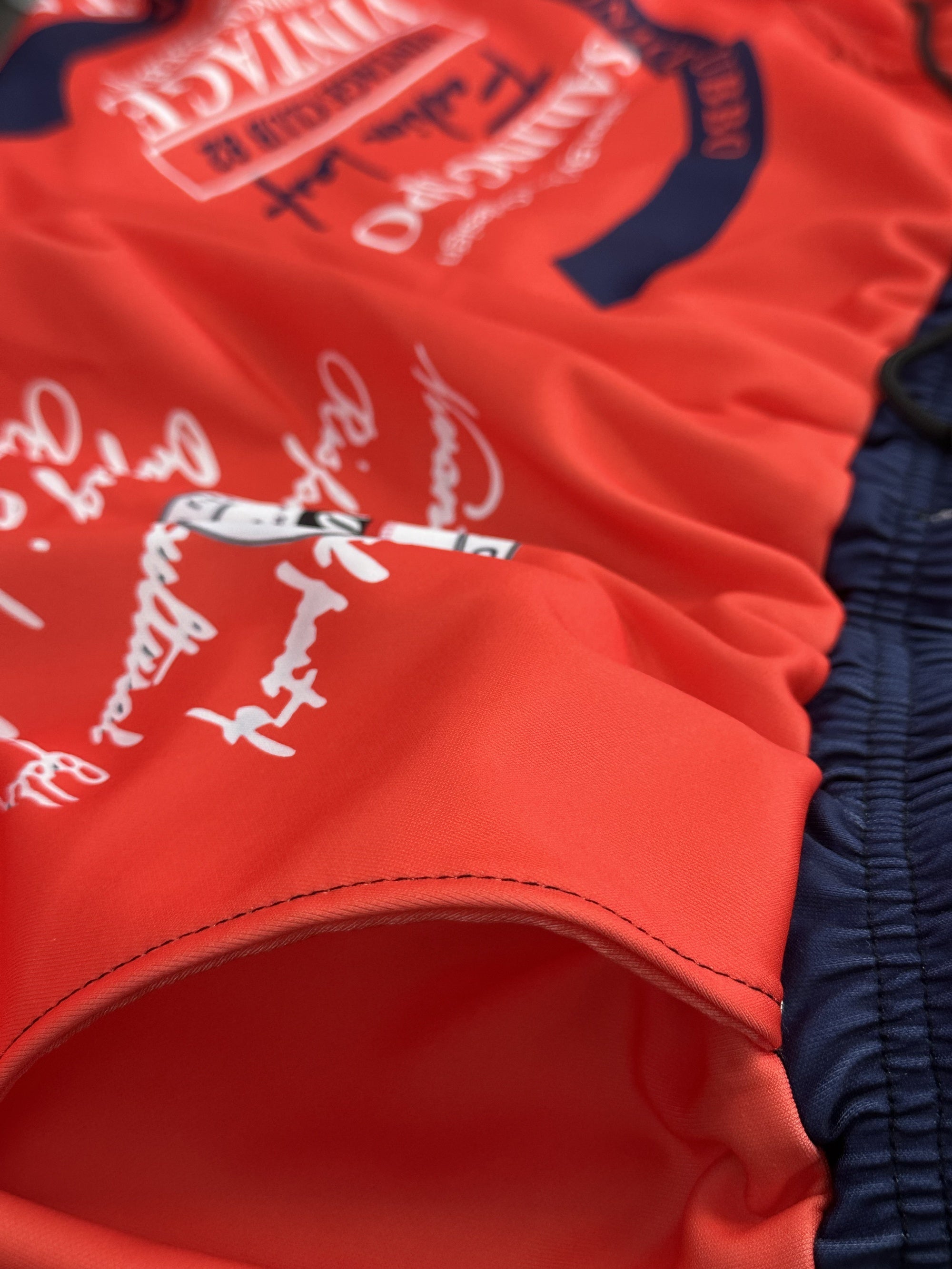 Erkaklar uchun barcha yuzasida bosma, cho'ntaklar, ozgina cho'ziluvchan, oddiy mos keladigan va bir nechta ranglar va katta o'lchamlarda mavjud bo'lgan nafas oladigan sport shimlar.