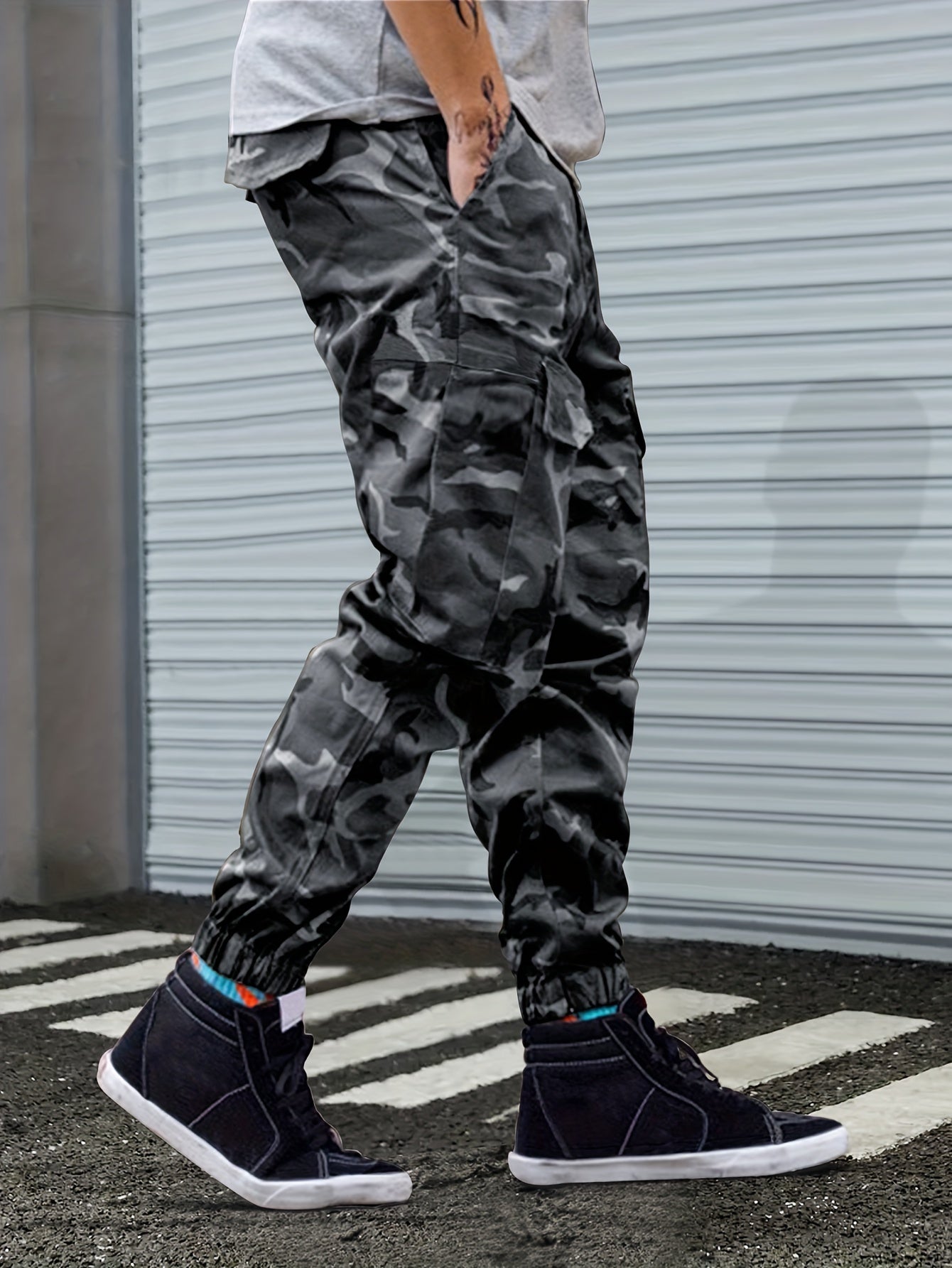 Men's Camo Cargo Pants with Comfort Fit Pockets and Street-Style Drawstring