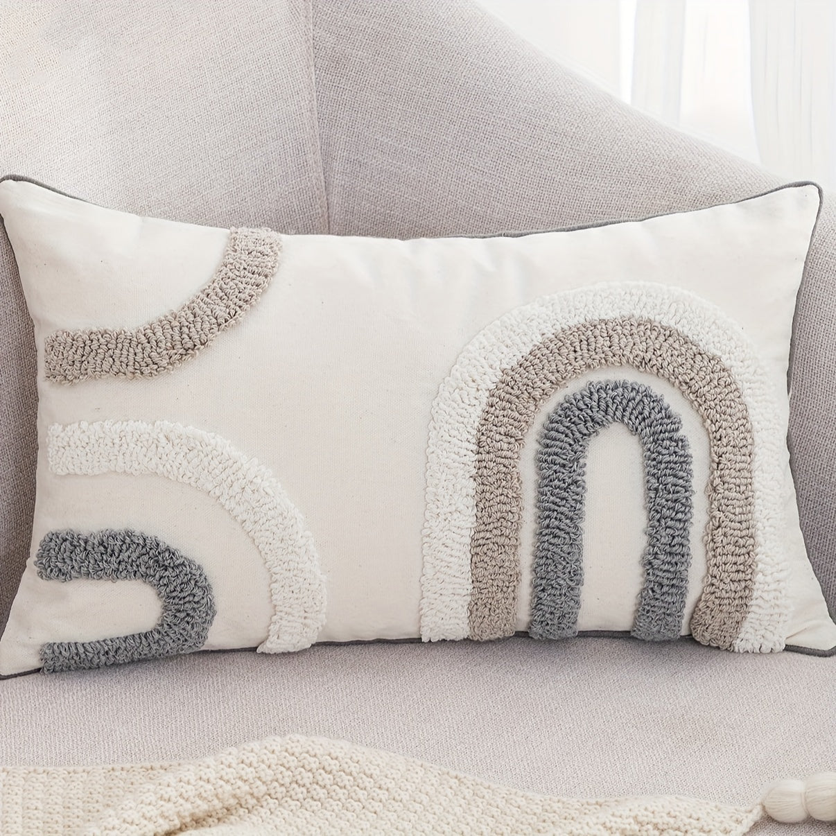 Skandinaviya bohem uslubida chiziqli U-shaklidagi yostiq qopqog'i, yotoqxona va yashash xonasi divan yostiqlari uchun velur qirralar bilan tayyorlangan.