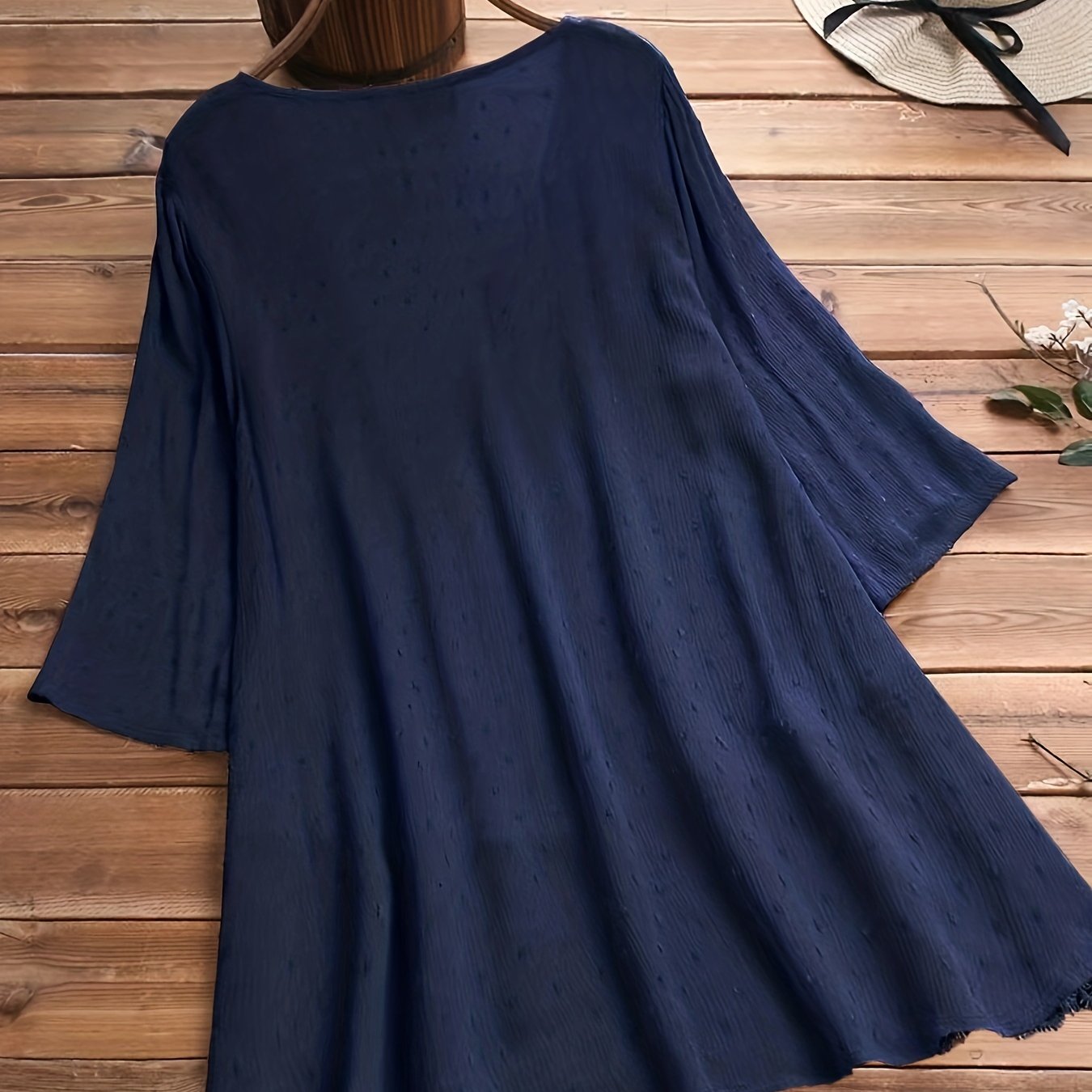 Katta o'lchamdagi V-shaklidagi ko'ylak, tikilgan dantel qirralari bilan, mustahkam rangli polyester aralashmasidan tayyorlangan, cho'zilmaydigan, bahor/kovak uchun mos, 95% polyester, 5% spandeks, 120g/m²