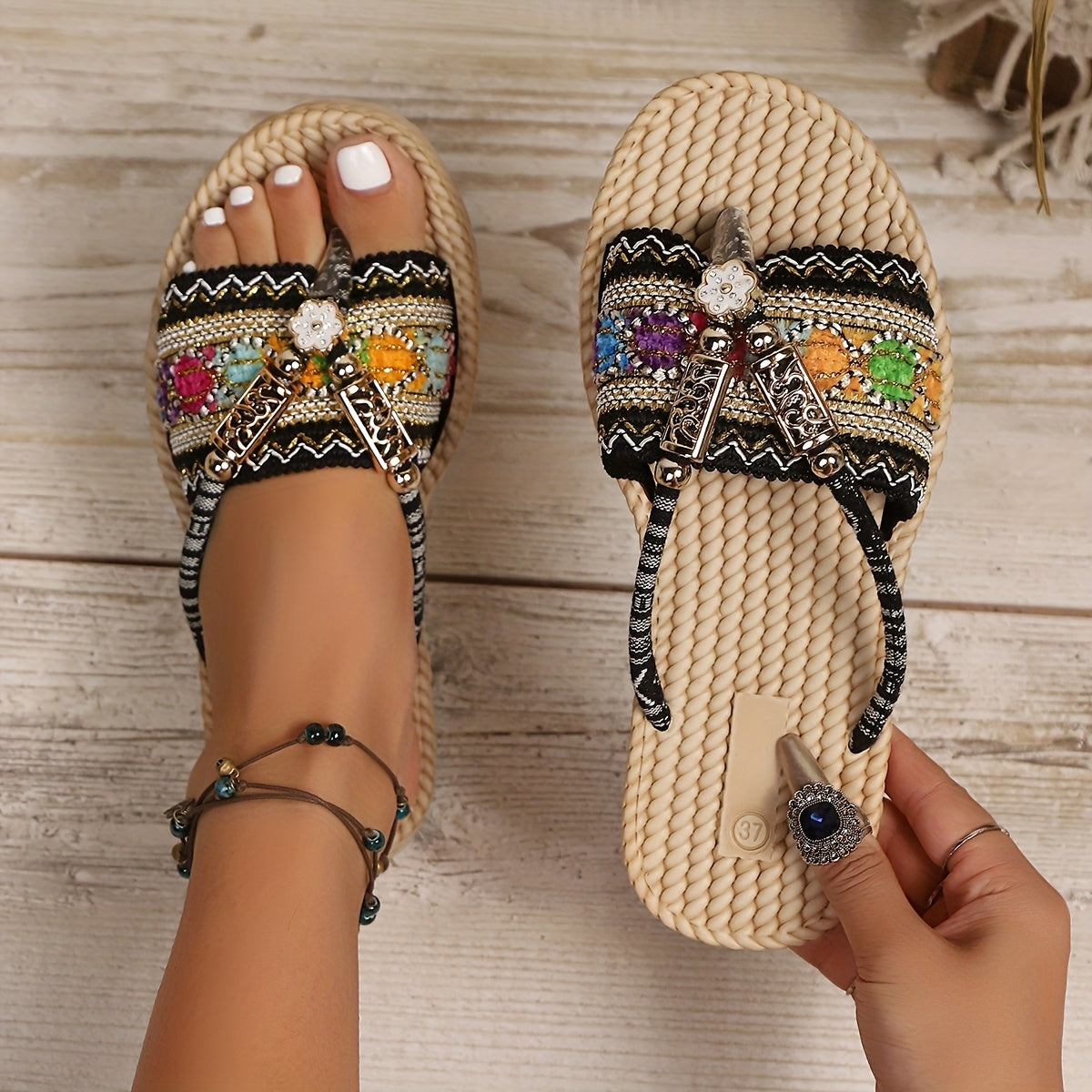 Ayollar uchun bohem uslubidagi engil ochiq barmoqli flip-floplar, beaded bilakuzuklar bilan