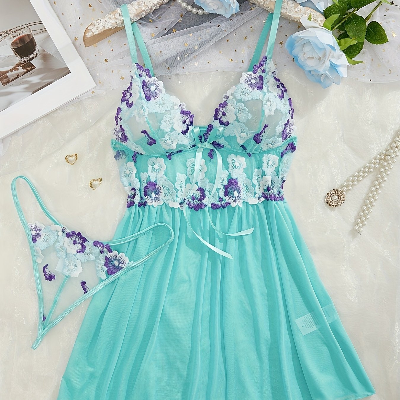 Сексуальный цветочный сетчатый комплект нижнего белья с V-образным вырезом, открытой спиной, ночнушкой и стрингами.