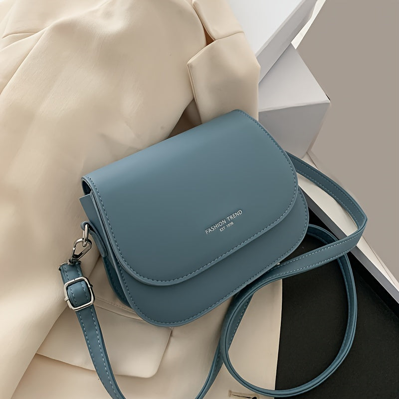 Silliq va zamonaviy ot bag'aji, tasodifiy tuzilishga va minimalist dizaynga ega, yelka ustida yoki diagonaldan taqilishi mumkin.