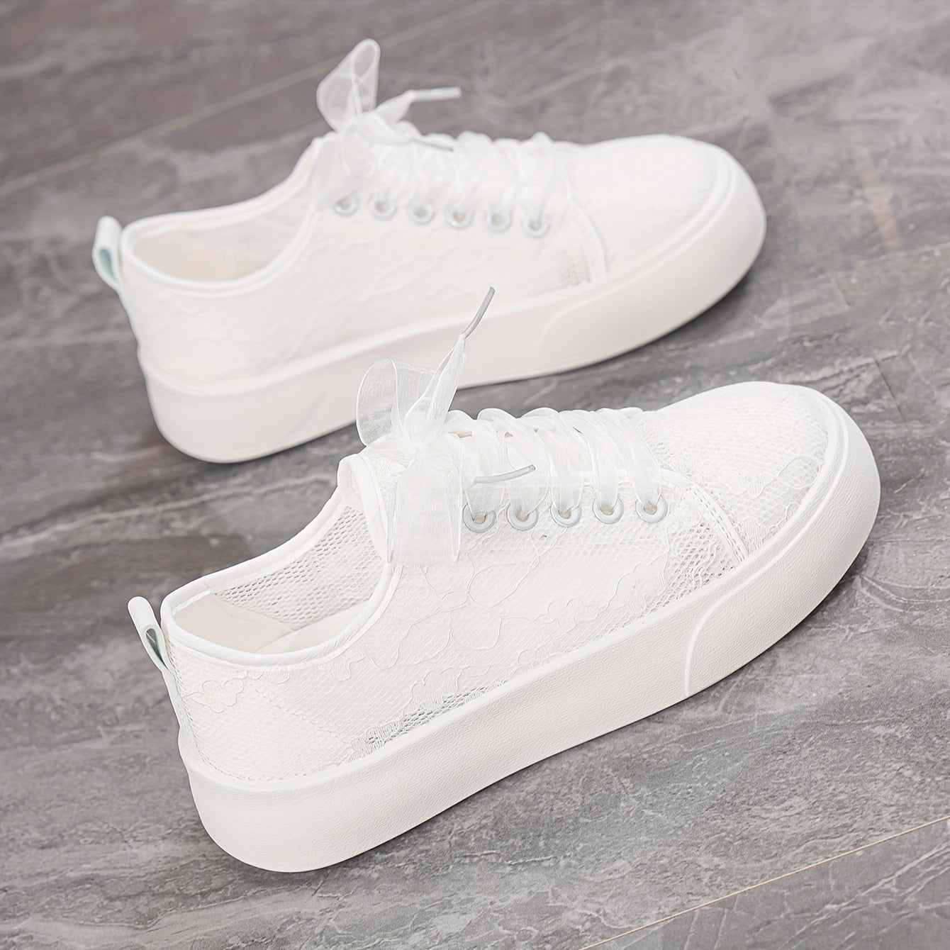 Ayollar uchun nafas oladigan tekis sport poyafzallari, rezina tagliklar bilan, lentalar bilan bog‘lanadigan, kundalik poyafzallar