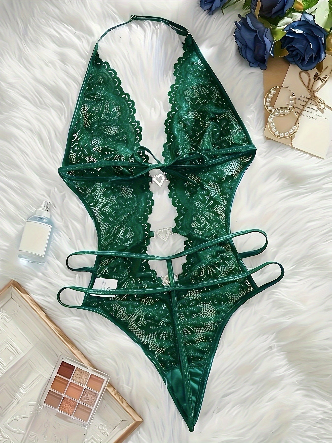 Ayollar uchun jozibali moda dizayni bilan ipli bodi, ichki kiyim va ichki shimlarsiz.