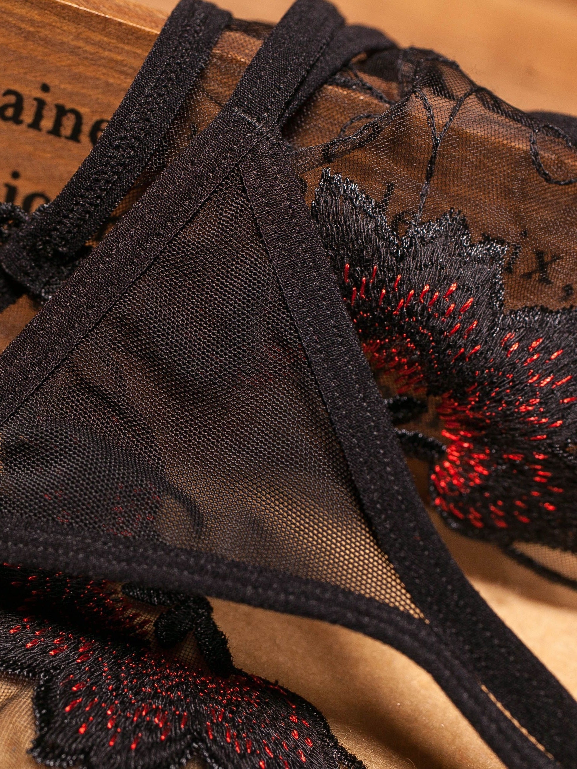 Shaffof to'rda, ochiq qorinli, past belga ega bo'lgan sexy thong shimlar, tikuvli tafsilotlar bilan. Yakkalik yoki 6 ta to'plamda mavjud.