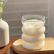 Premium borosilikat shishadan tayyorlangan izolyatsiyalangan Caterpillar kubog'i. Faqat qo'lda yuvish. Issiq va sovuq ichimliklar uchun mos. Ekologik toza va qayta ishlanadigan.