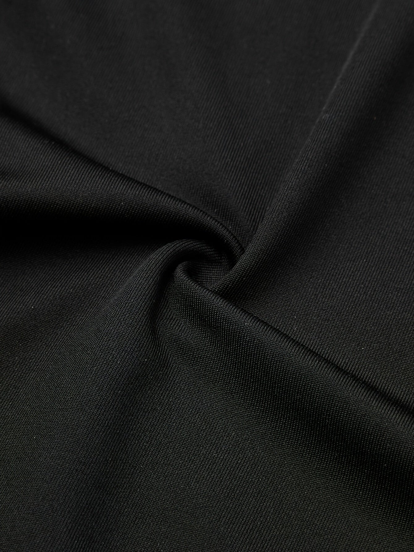 Элегантный топ на завязках с сетчатой спинкой и облегающим кроем, идеально подходит для летней носки и нижнего белья.