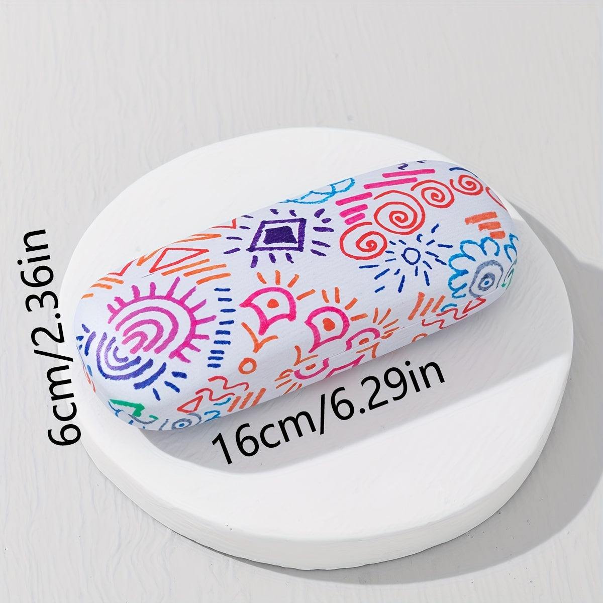 Ayollar uchun maxsus ishlab chiqilgan rang-barang bosma dizaynlar va qiziqarli naqshlar bilan bezatilgan ko'zoynaklar va quyosh ko'zoynaklari uchun himoya saqlash qutisi. Qattiq qopqoq ko'zoynaklaringizni xavfsiz va zamonaviy saqlashni ta'minlaydi.