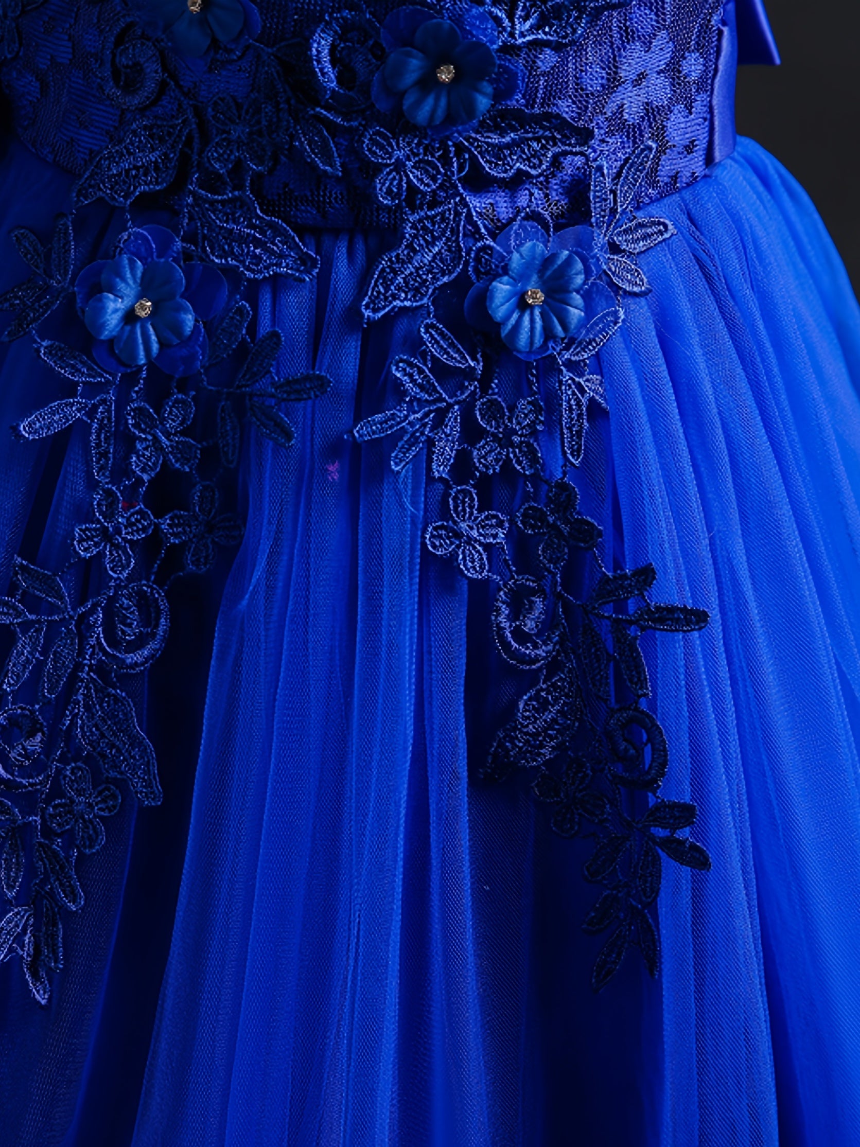 Qizlar uchun pushti malika libosi, yelkasiz, qirrali yelka detali bilan, A-shaklidagi tull skirti, belga bog'langan, nafis dantel trim va appliqué dizayni, 5-14 yoshdagi bolalar uchun mos, tug'ilgan kun uchun ideal.