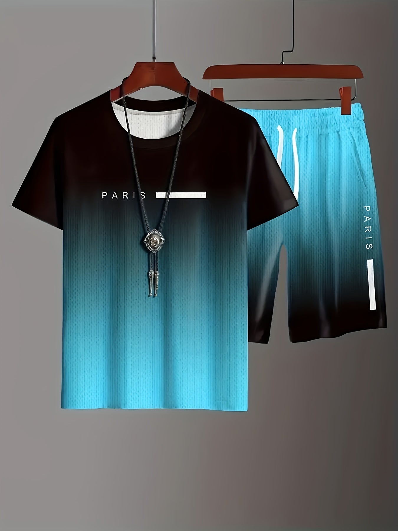 Erkaklar yozgi sport to'plami, "PARIS" bosma, chiziqli naqsh, ozgina cho'ziluvchan, polyester va spandeks aralashmasi bilan crew neck T-ko'ylak va shortilar.