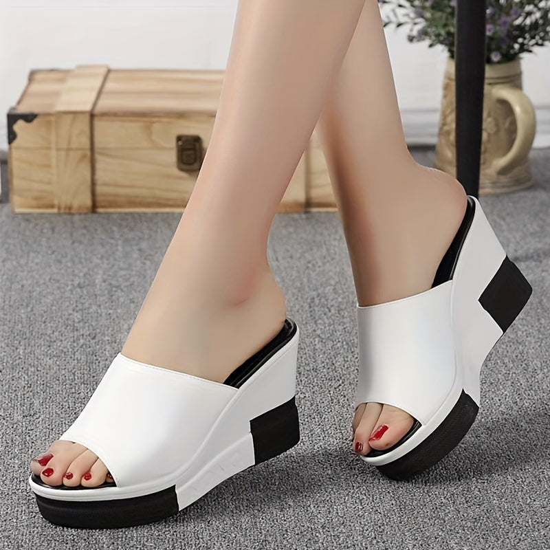 Yozgi qulaylik uchun qalin taglik va soxta qoplama tasmalari bilan qora va oq peep-toe wedge sandallar