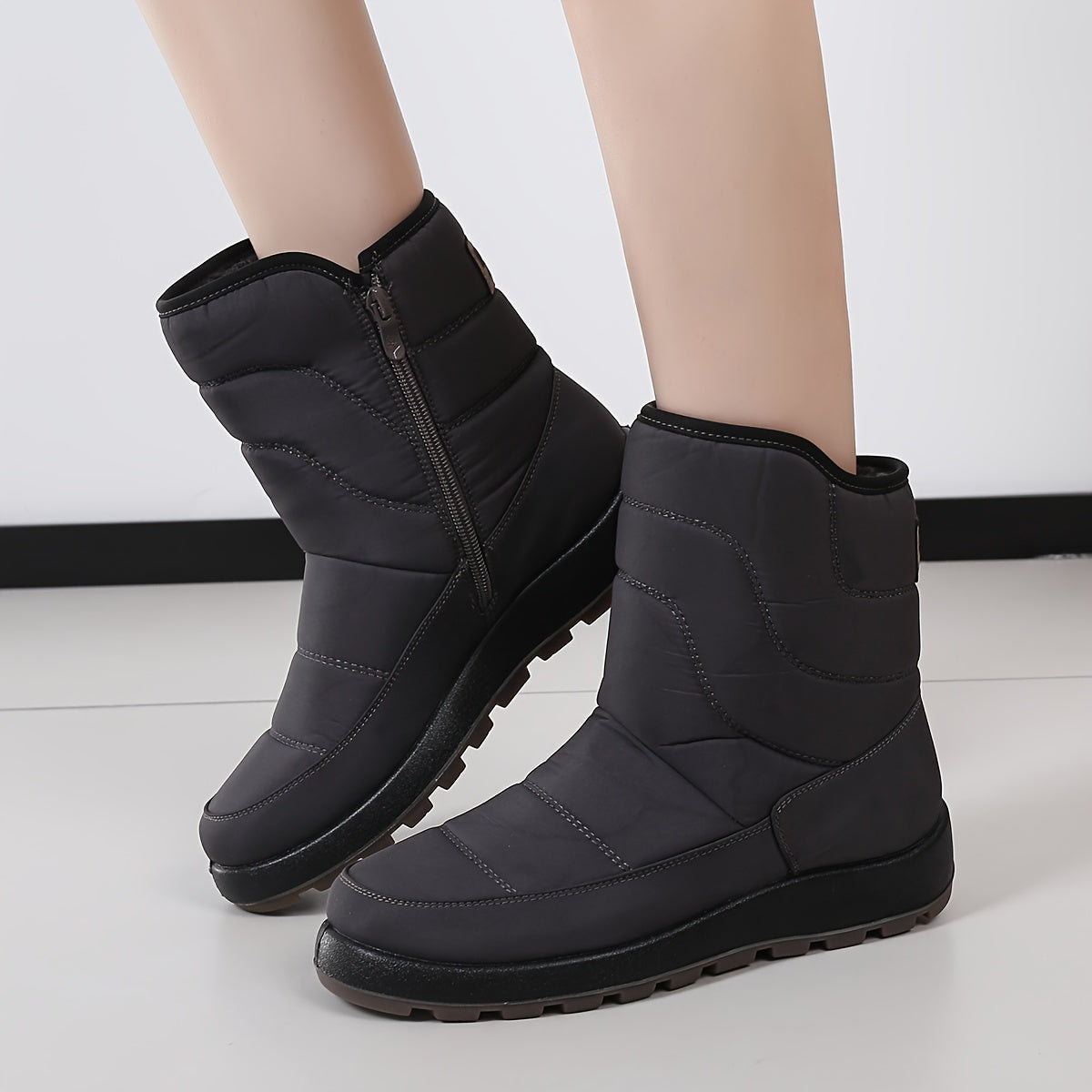 Ayollar uchun qishki poyabzal, poliuretan, sirpishga qarshi rezina tagliklar, yon zippersi, keng o'lcham