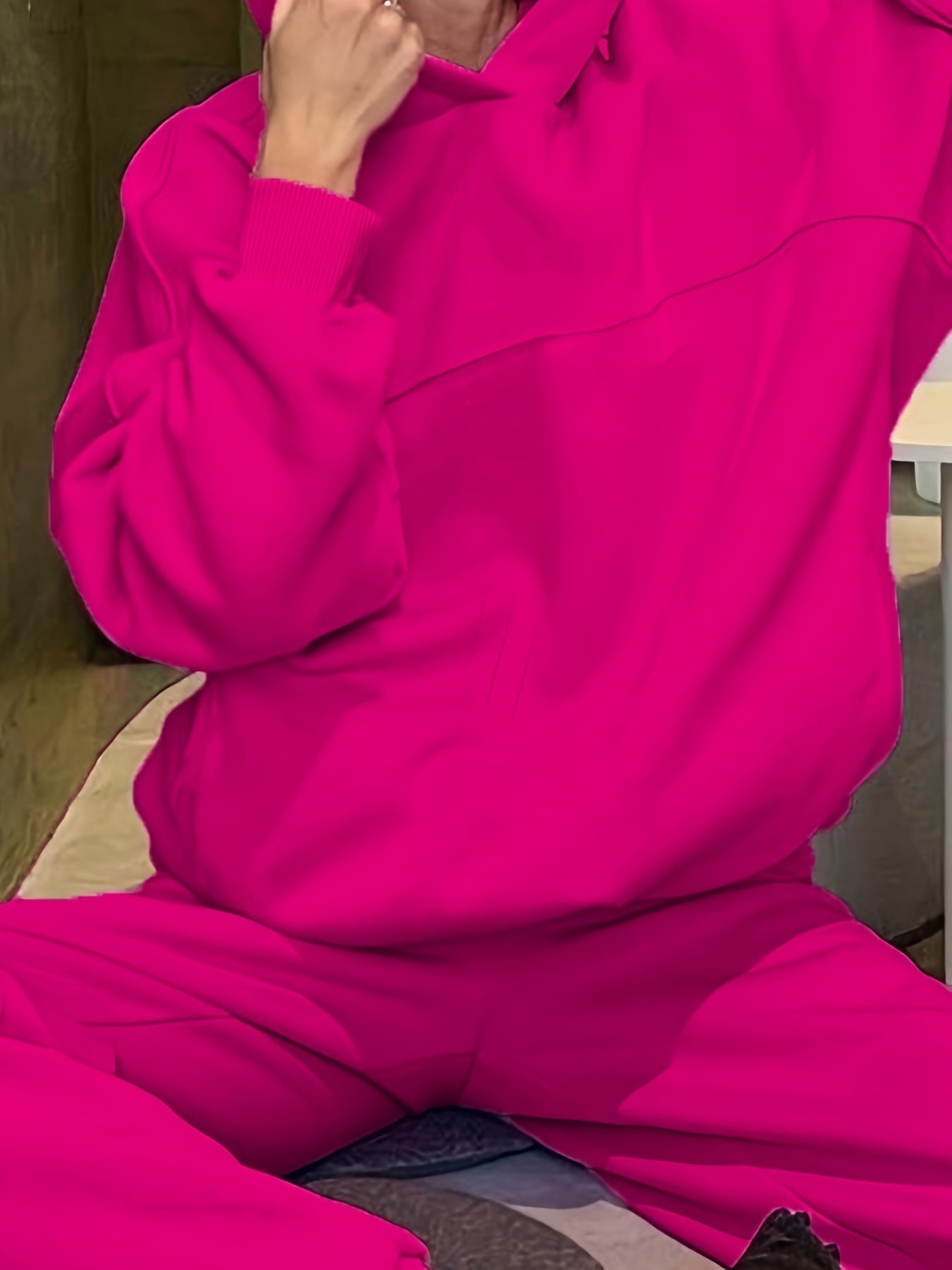 Ayollar uchun plussiz kiyim to'plami, harf bosma bilan, uzun qo'lqopli kapüşon va mos keladigan shimlarni o'z ichiga oladi.