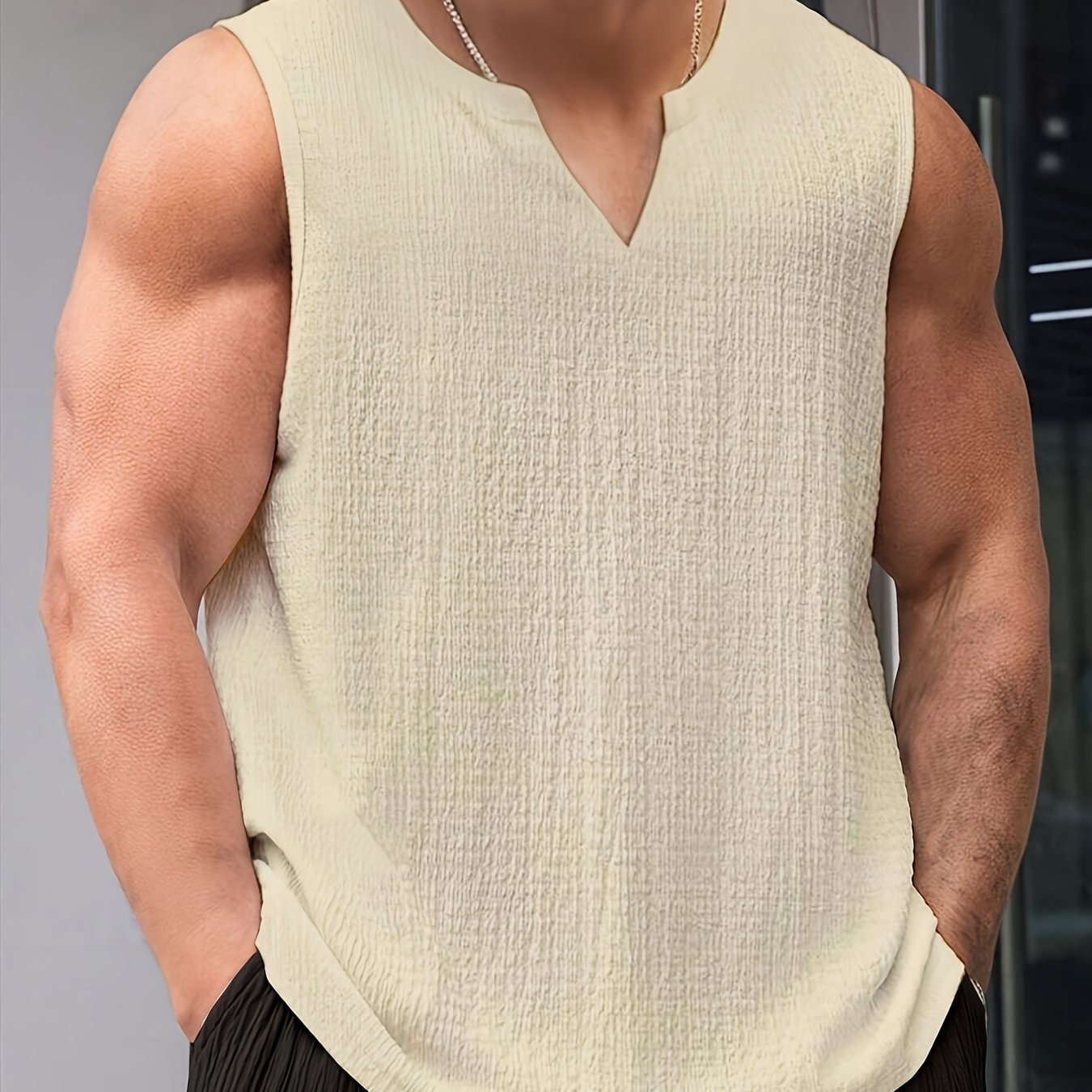 Erkaklar uchun polyester tank top, erkin kesim va ozgina cho'zilishi bilan, yozgi norasmiy sayohatlar uchun mukammal.