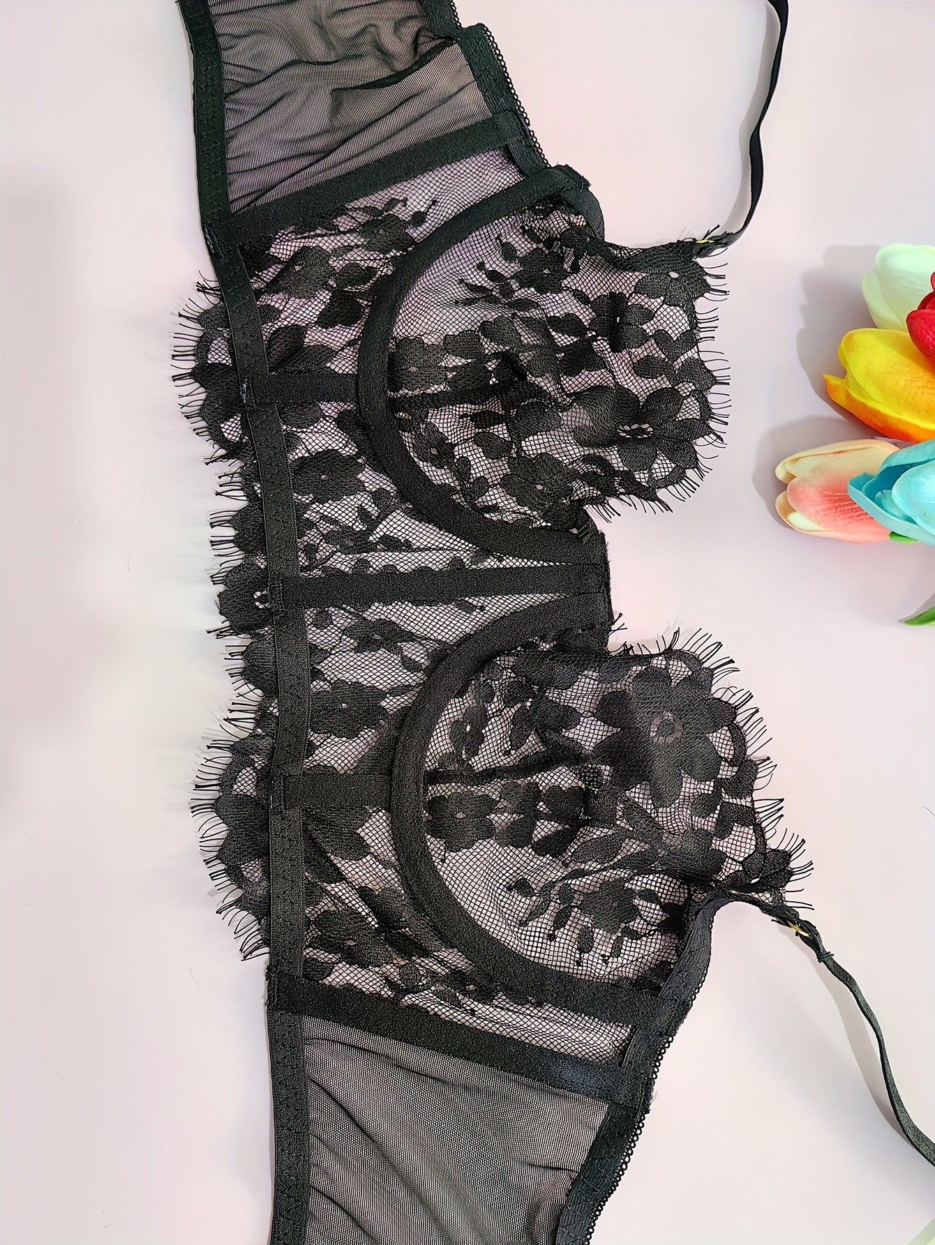 Ultra-ingich va jozibador fransuz dantelli ichki kiyim to'plami.