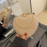 Ayollar uchun zamonaviy qora kesma sumka, porloq zanjir, yurak shakli, metall bezaklar, tugmachali yopiq, partiya, to'y, uchrashuv uchun.