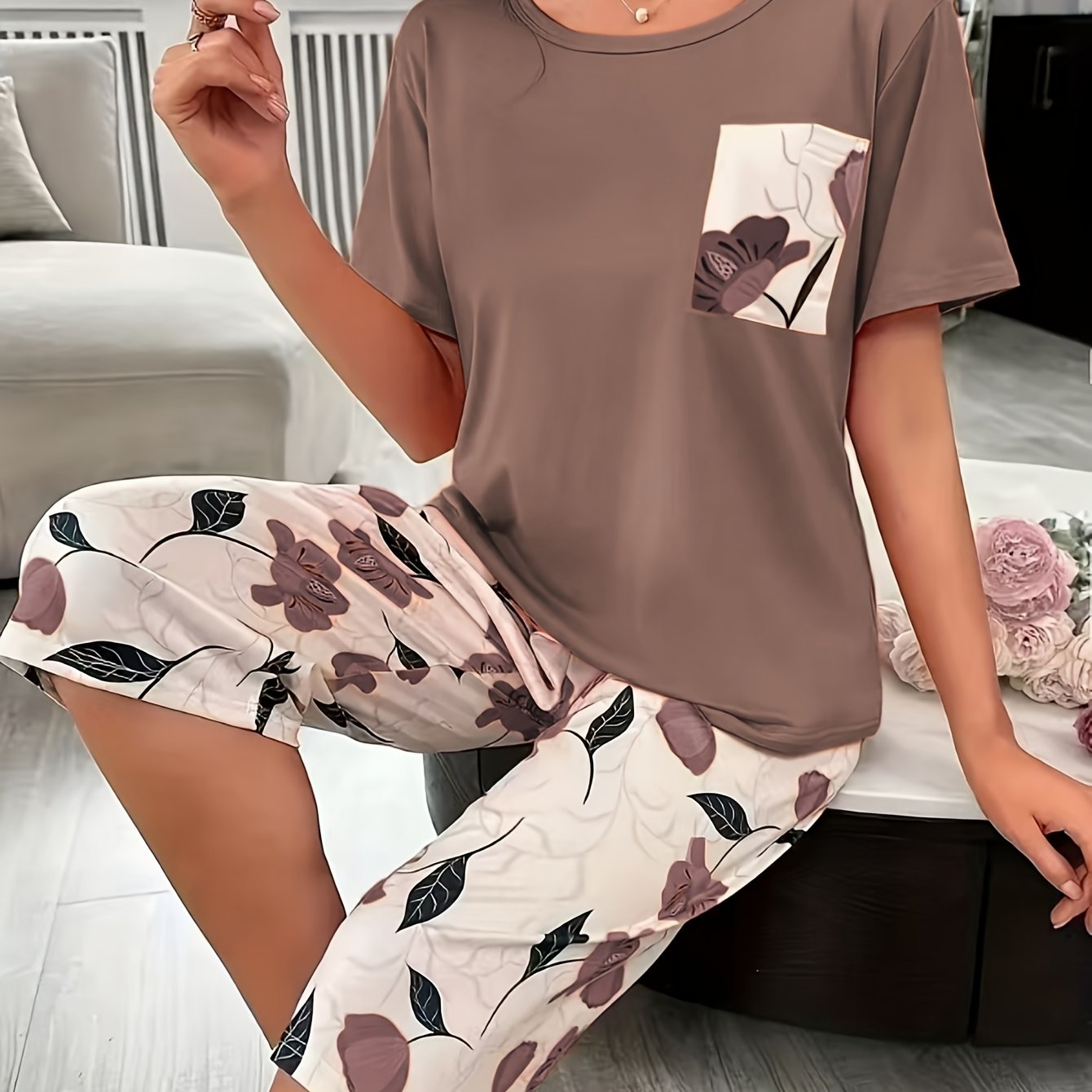 Ayollar uchun piyama to'plami, ochiq ko'k va oq rangli gul bosimli qisqa qo'lli ko'ylak va shortlar, dam olish kiyimi