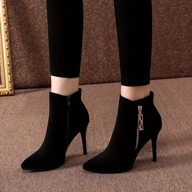 Стильные черные ankle-ботинки на высоком каблуке с заостренным носком и каблуком-стилето, с фланелевым верхом и боковой застежкой на молнии. Идеально подходят для вечеринок, свадеб и повседневной носки осенью.