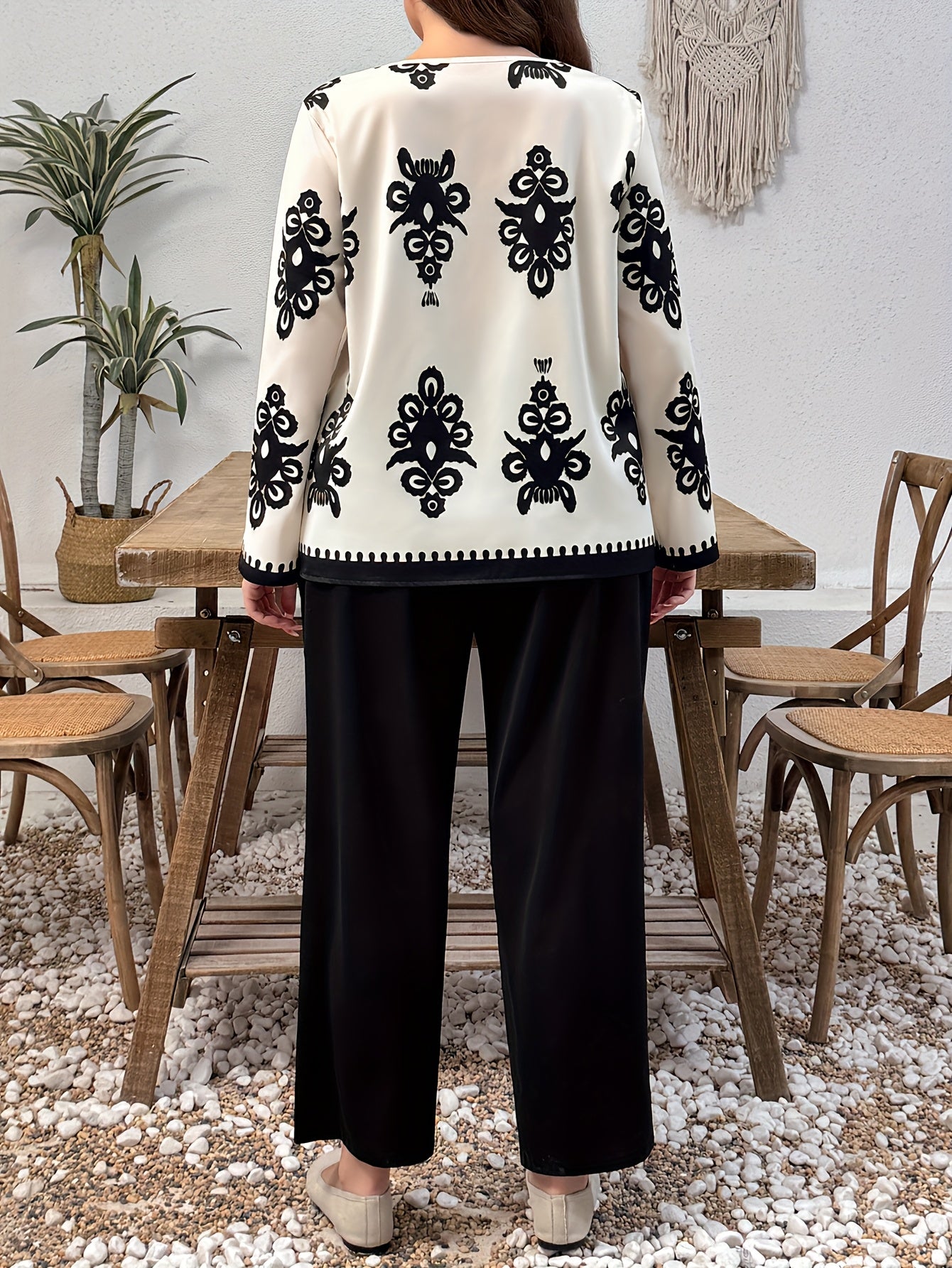 Ayollar uchun plussiz casual ikki qismli to'plamga gullar naqshidagi cho'ntakli bluzka, qora keng oyoqli shimlar va bej to'qilgan sumka kiradi. Polyester aralashmasidan tayyorlangan bu kiyim bahor uchun juda mos keladi.