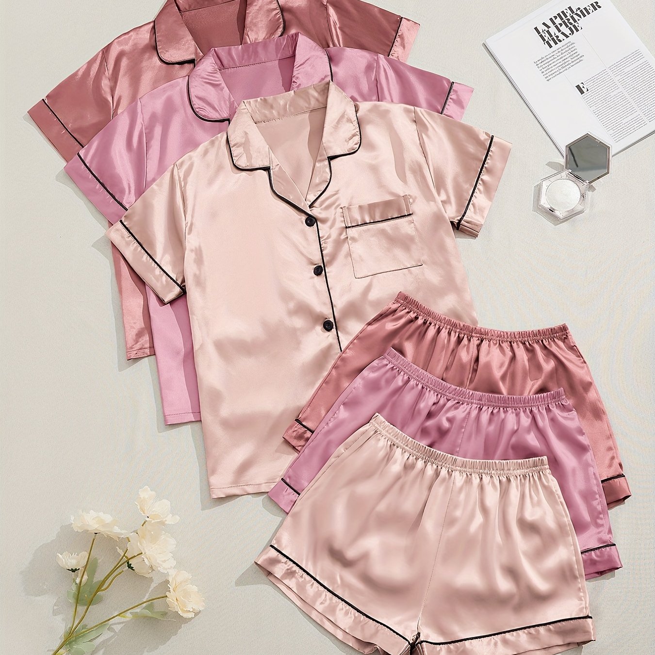 Ayollar uchun ikki qismli pijama to'plami, rang-barang qisqa yengli shortlar va bir xil rangdagi imitatsiya saten.