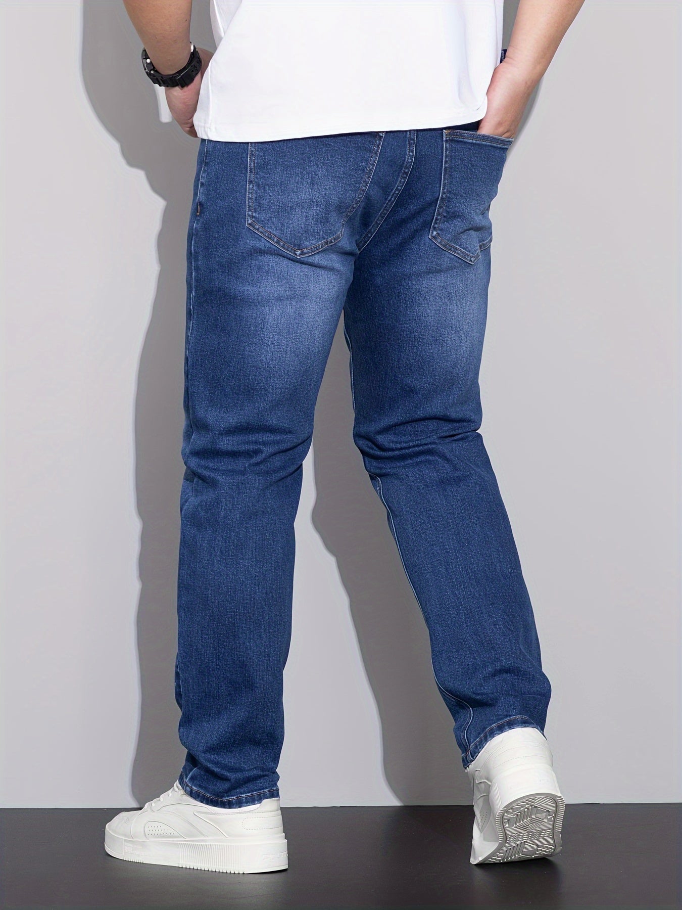 Erkaklar uchun plussiz denim jinsi shimlar, qulay cho'zilish bilan to'g'ri oyoq shimlar, 65% paxta, 33.7% poliester va 1.3% spandeksdan tayyorlangan mustahkam rangli yuvilgan asosiy kiyimlar. 370g/m² to'qilgan mato xususiyatlariga ega.