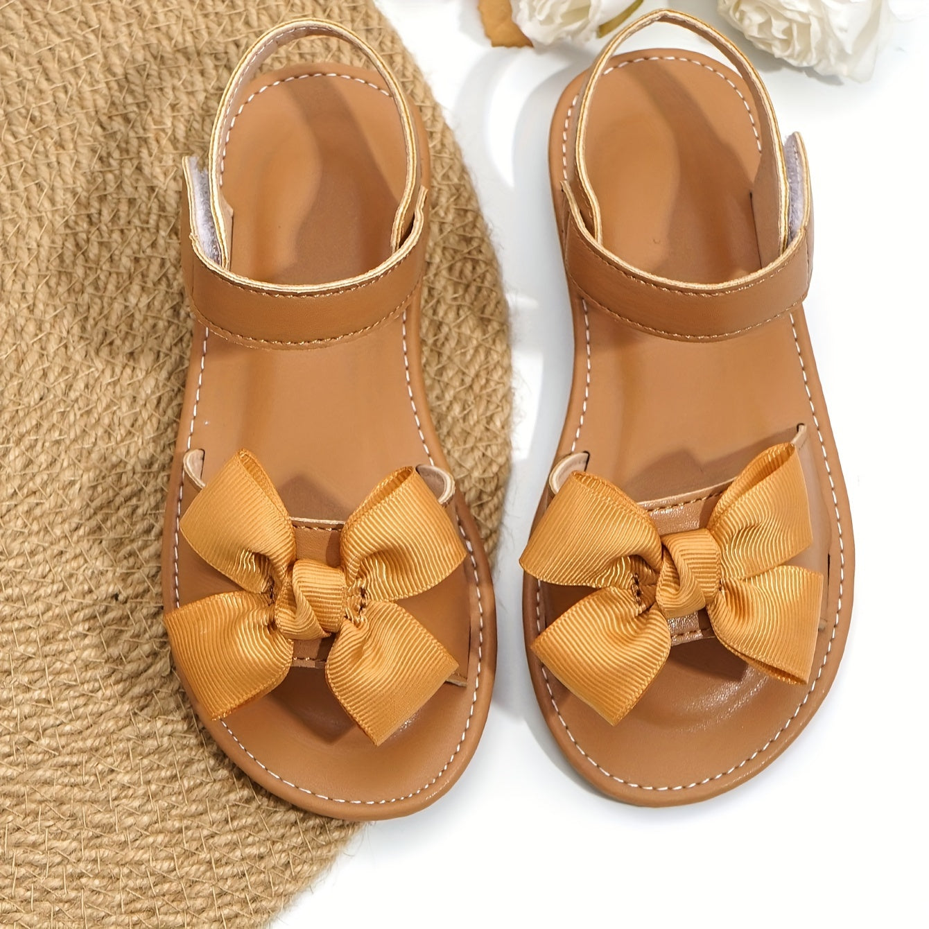 Qizlar uchun zamonaviy va amaliy ochiq barmoq sandallari, yozda ichki va tashqi kiyim uchun mukammal.