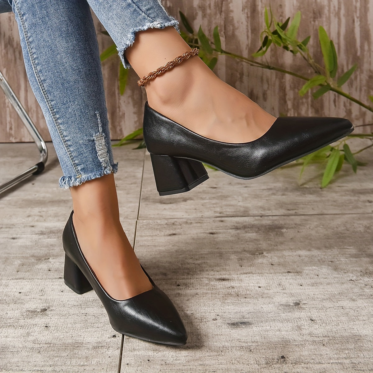 Ayollar uchun to‘g‘ri burchakli va qalin o‘rta poshnali, ofis ishlariga mos rangli pumpalar.