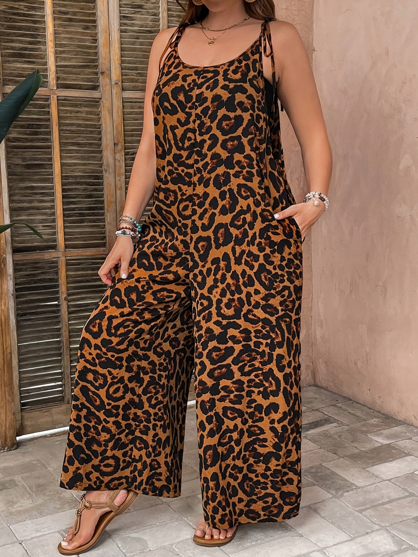 Mono de talla grande con estampado de leopardo, bolsillos y escote en forma de scoop