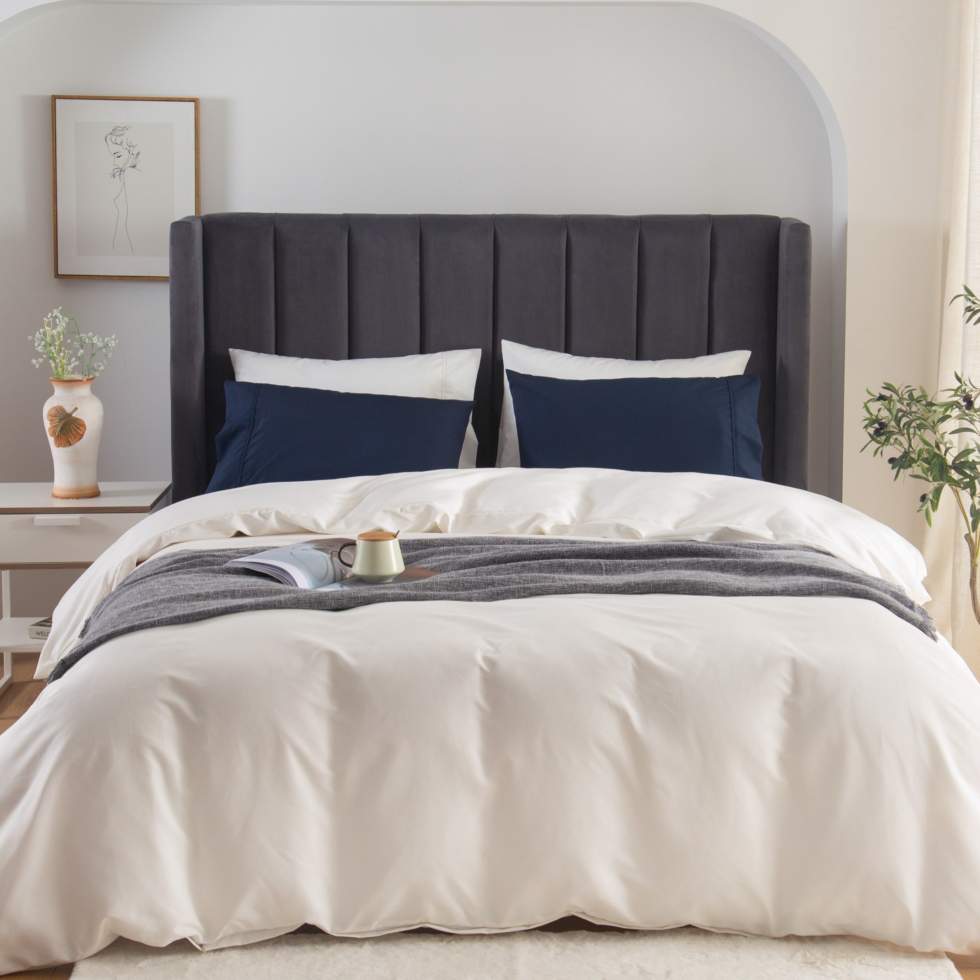 Set of Two Brushed Polyester Pillowcases Solid Color Breathable Envelope Closure