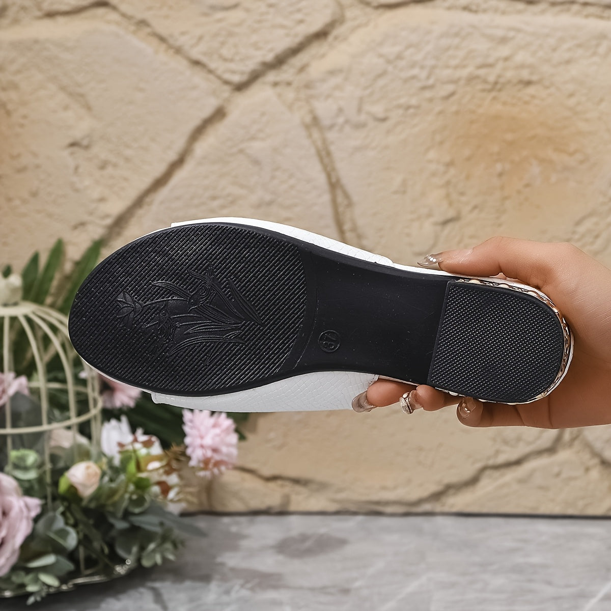 Ayollar uchun oq peep toe yozgi sandallar, qalin poyabzal bilan