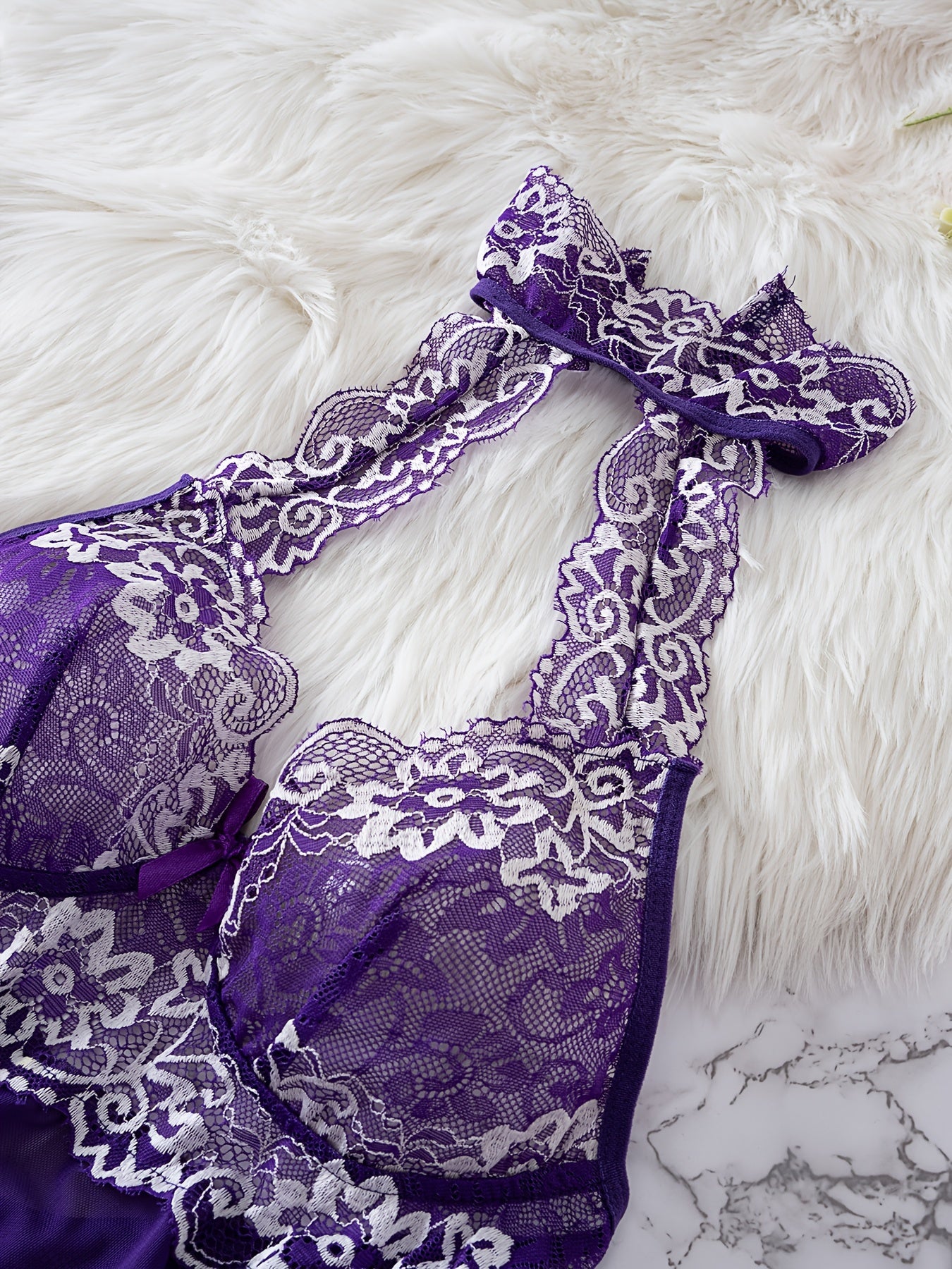 Ayollar uchun poliester va elastan aralashmasidan tayyorlangan nafis dantel halter top tunika va ichki kiyim to'plami. Qattiq rang, bog'ich detali, ko'krak pad yoki kamar yo'q bo'lgan to'qilgan mato bilan ajralib turadi.